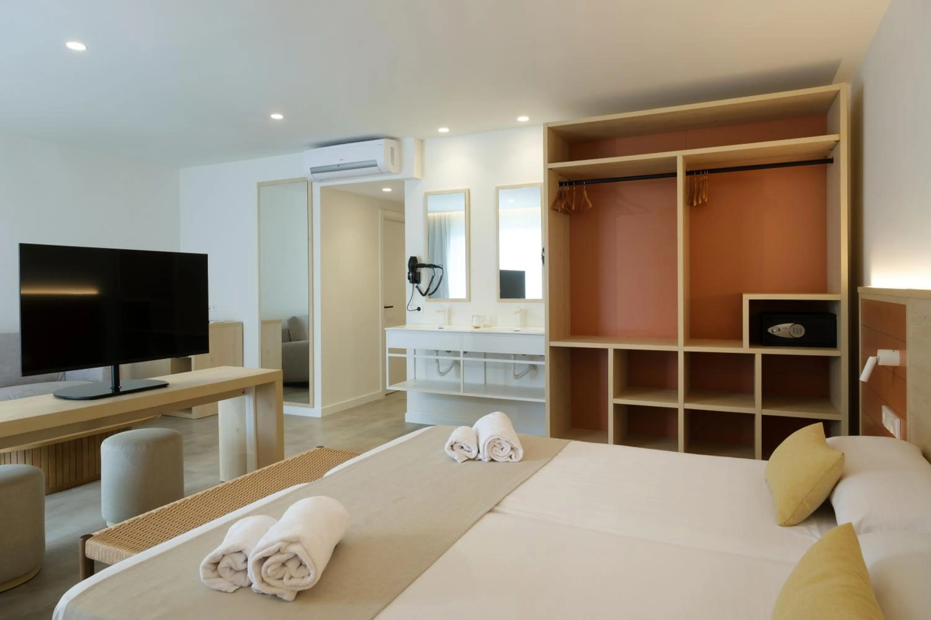 Photo of the whole room, Bed in Cabot Cala Ferrera