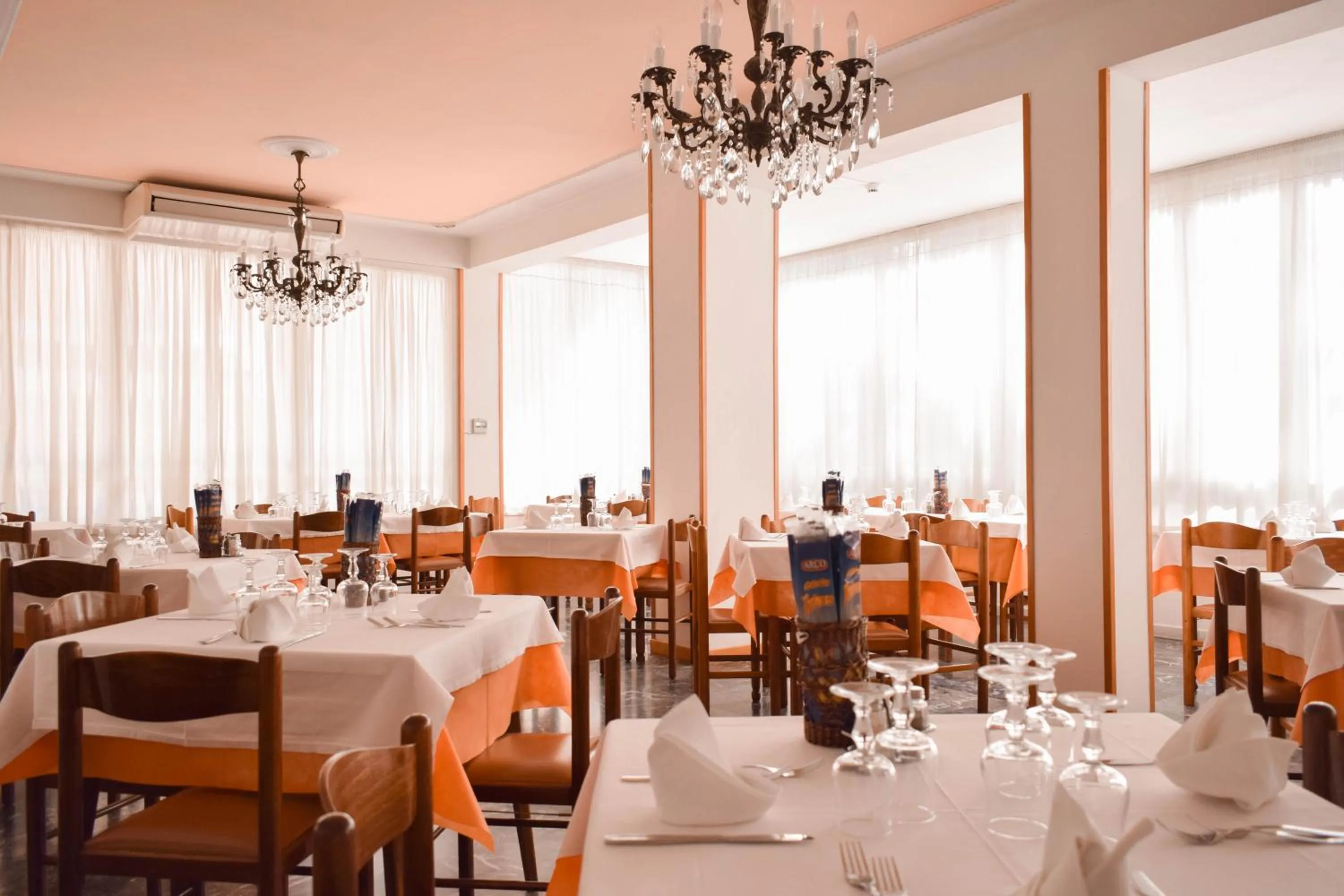 Restaurant/places to eat in Hotel Zeus