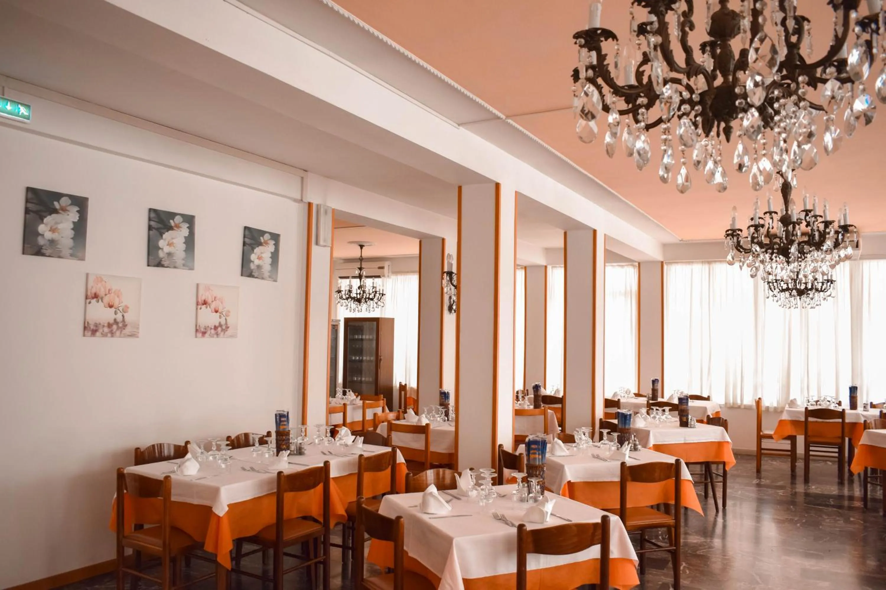 Restaurant/places to eat in Hotel Zeus