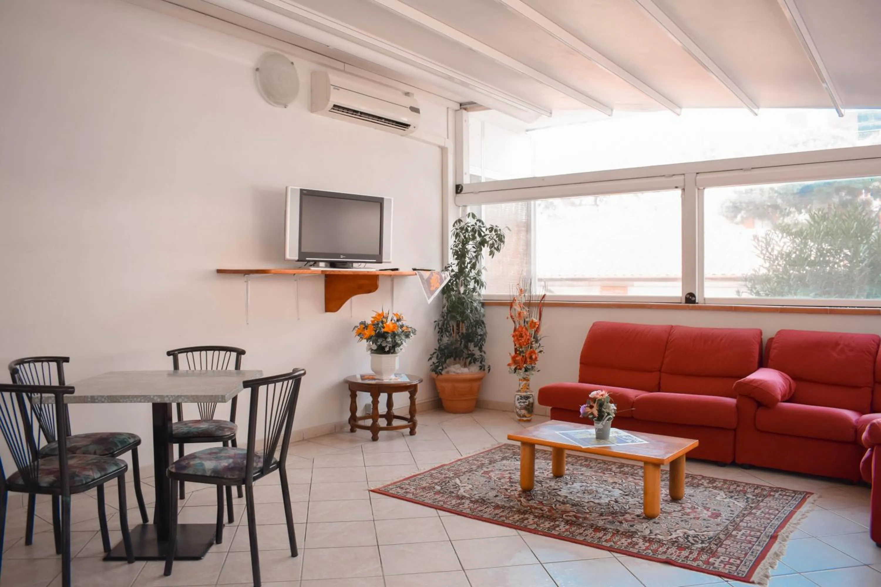 Communal lounge/ TV room in Hotel Zeus