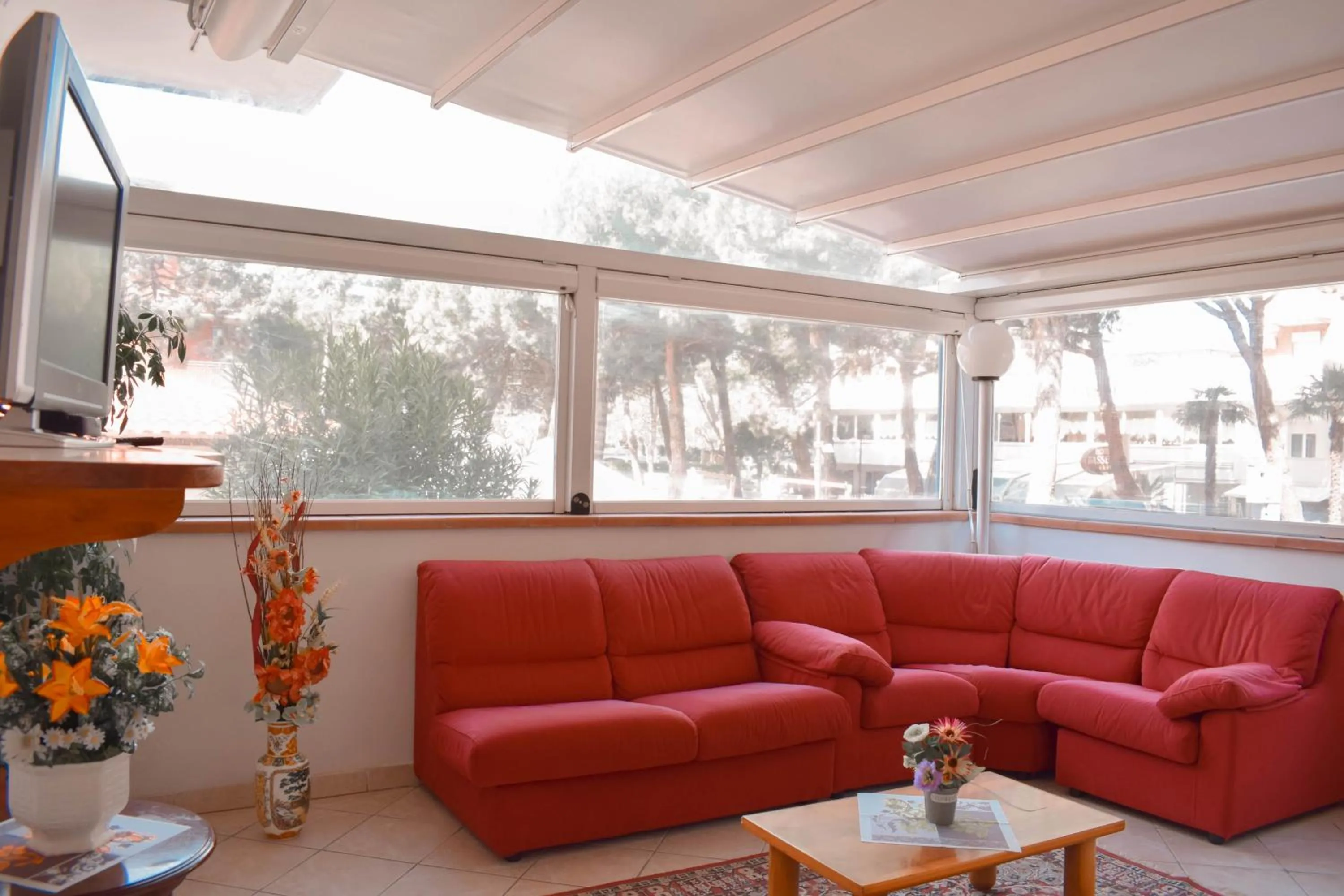 Communal lounge/ TV room in Hotel Zeus