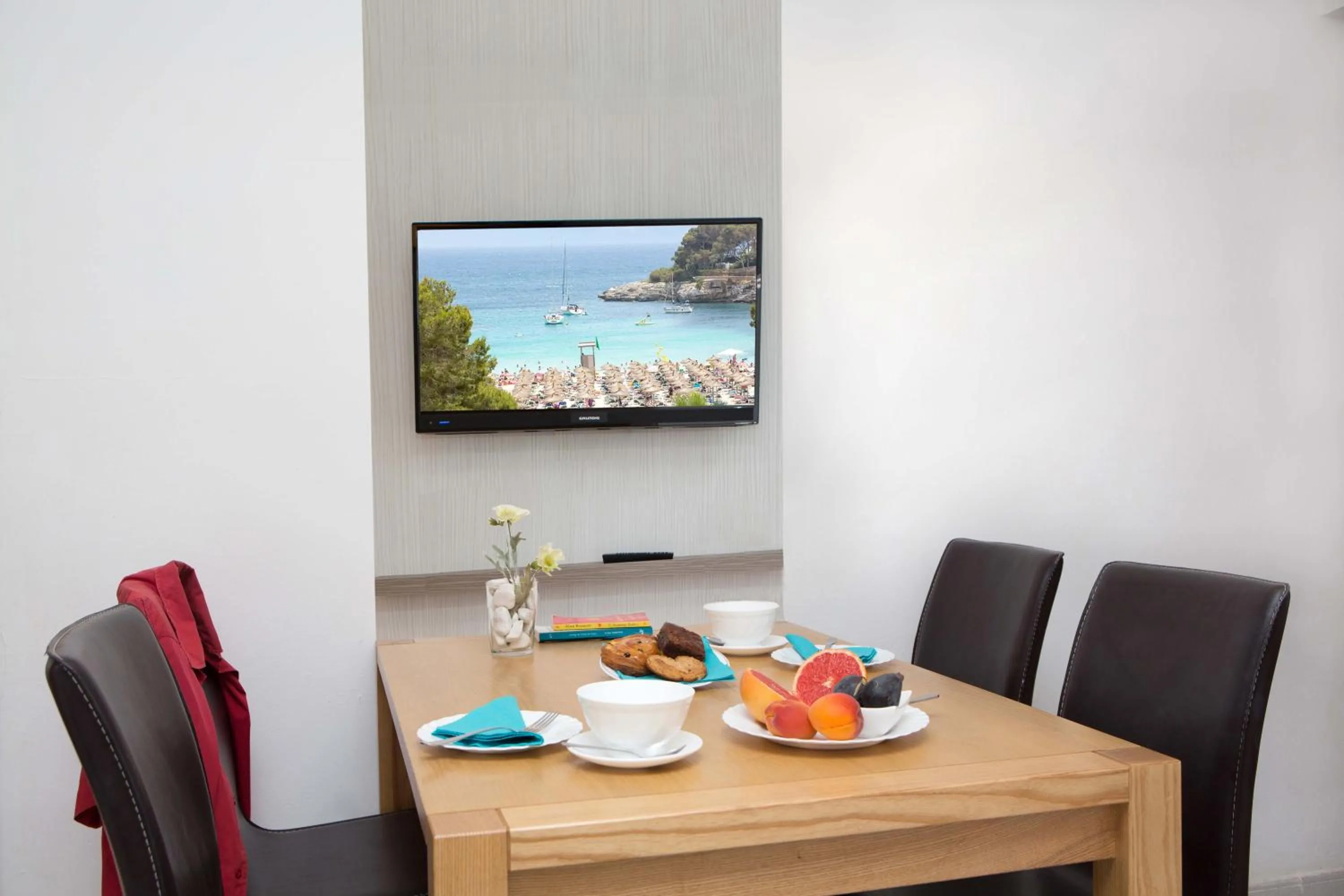 TV and multimedia in Gavimar La Mirada Hotel and Apartments