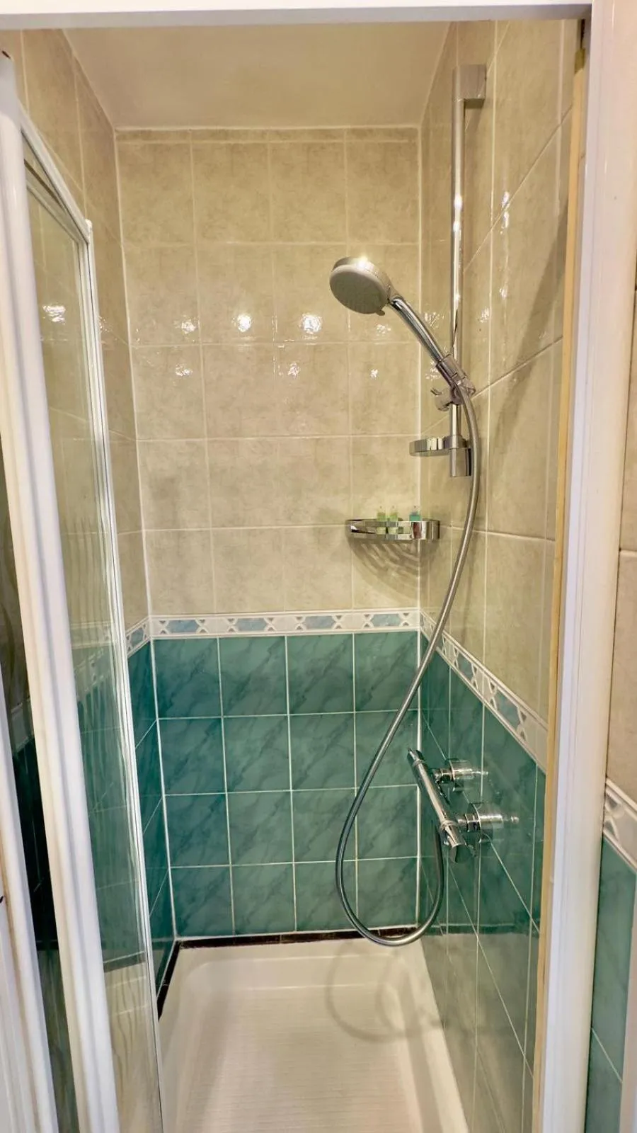 Shower in Piccolino Hyde Park Hotel