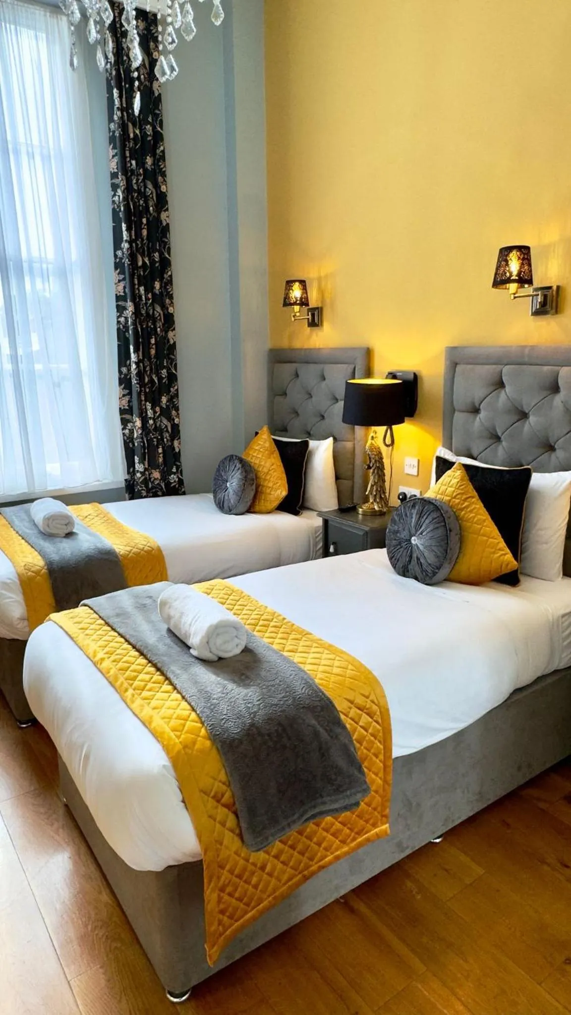 Bed in Piccolino Hyde Park Hotel