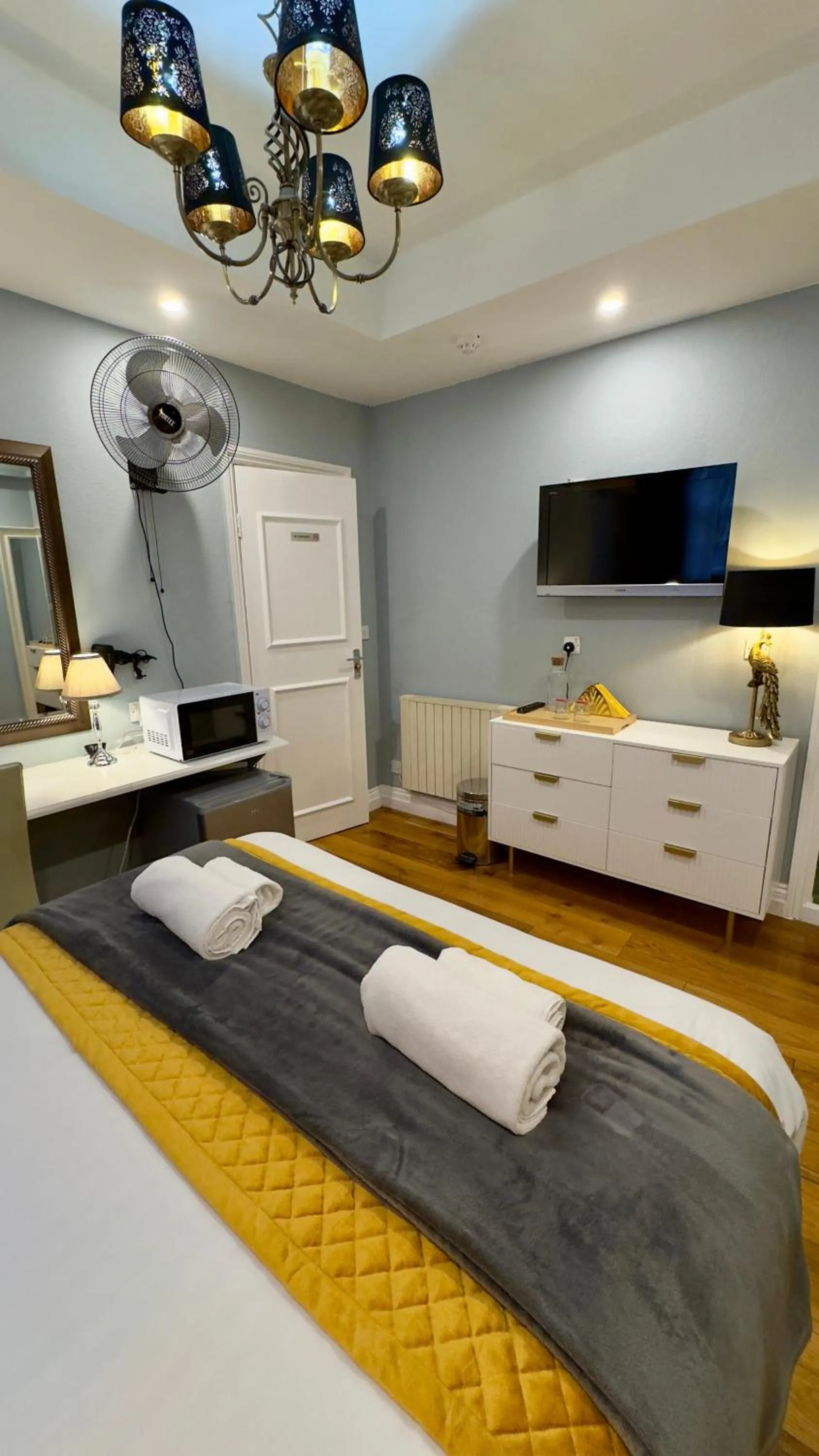 Bed in Piccolino Hyde Park Hotel