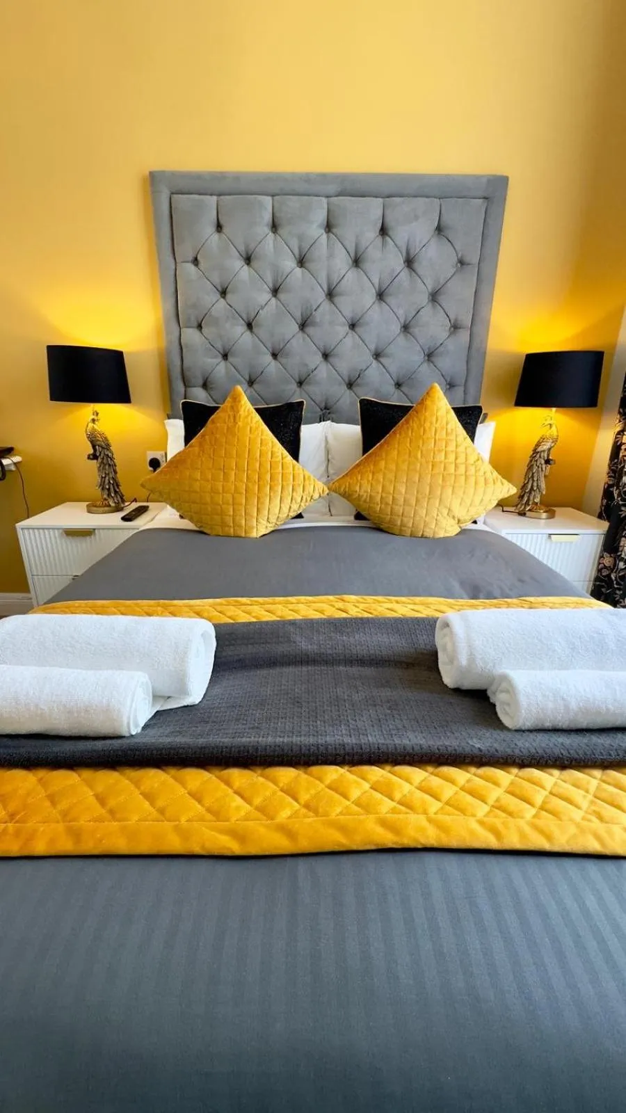 Bed in Piccolino Hyde Park Hotel