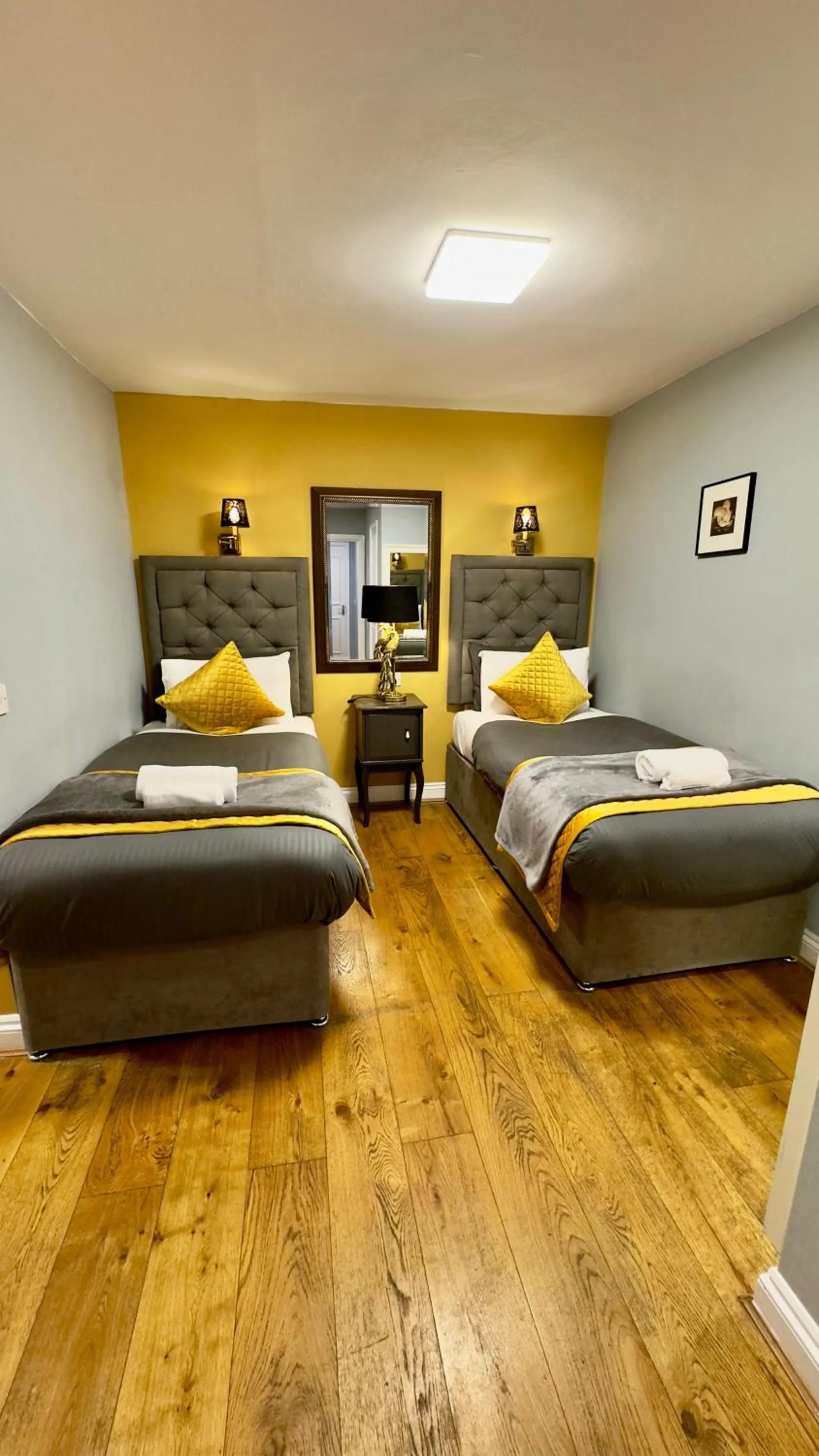 Bed in Piccolino Hyde Park Hotel