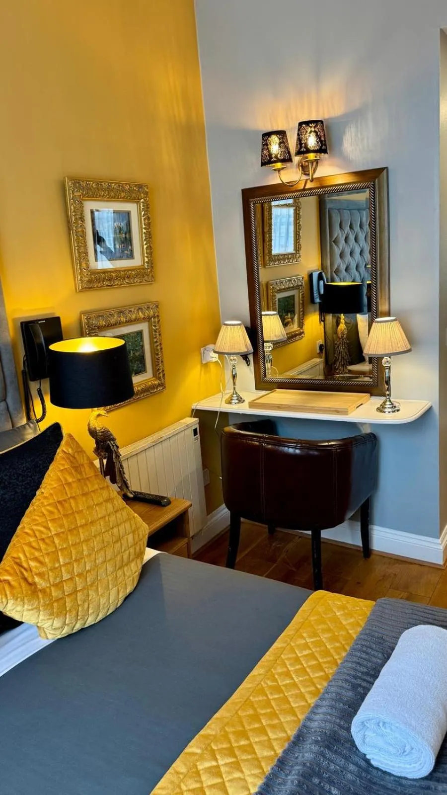 Bed in Piccolino Hyde Park Hotel