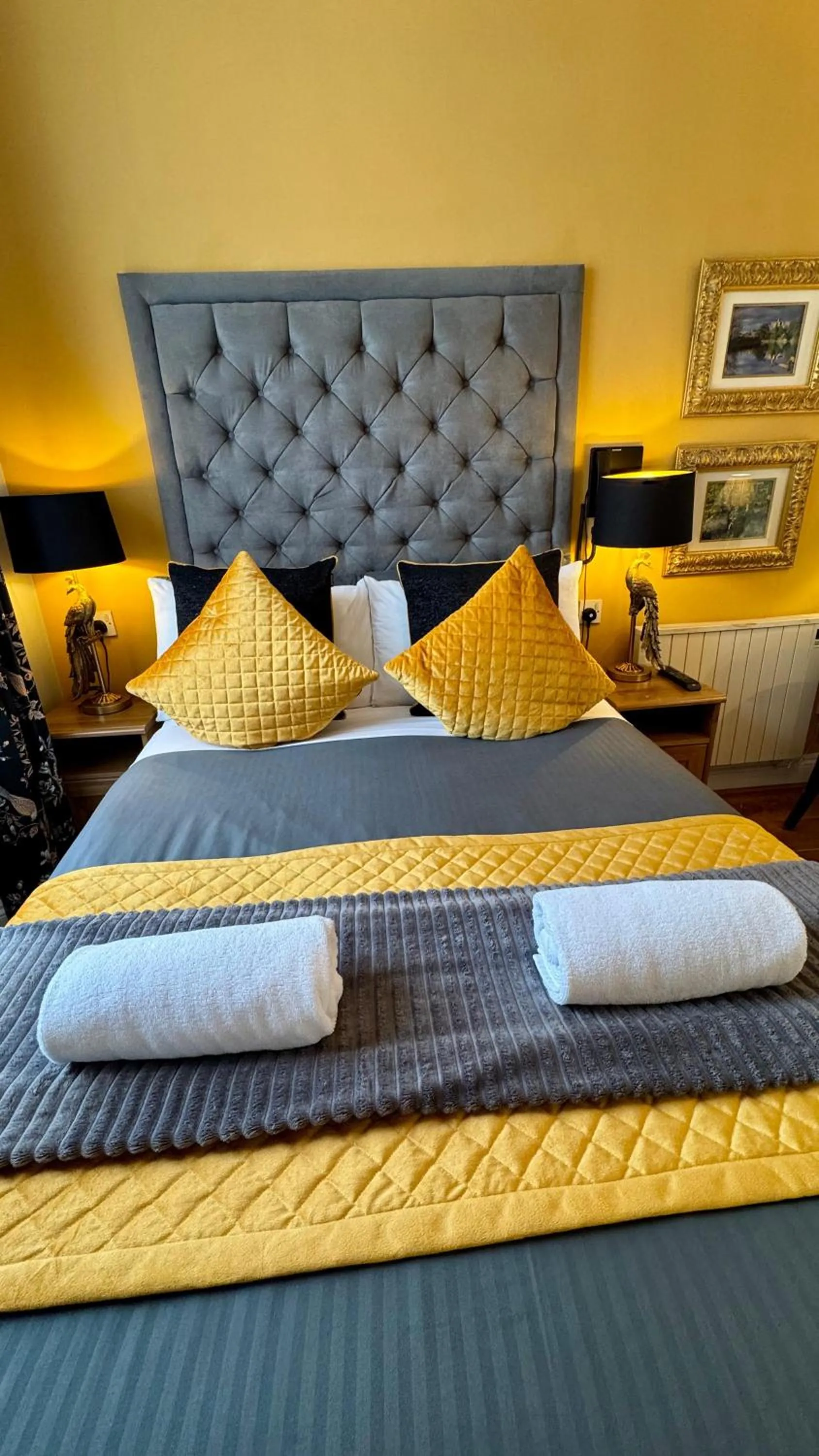 Bed in Piccolino Hyde Park Hotel