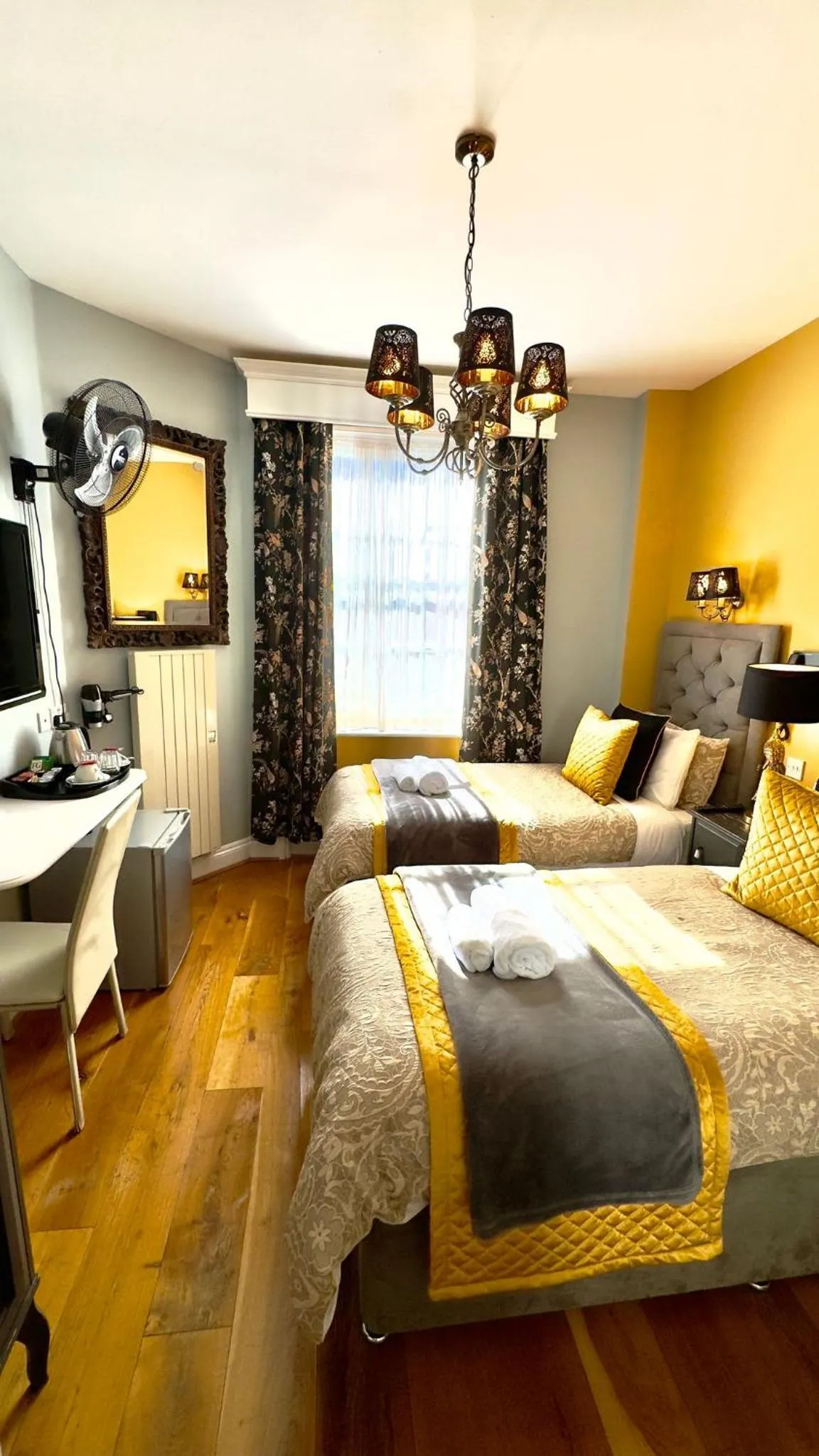 Bed in Piccolino Hyde Park Hotel