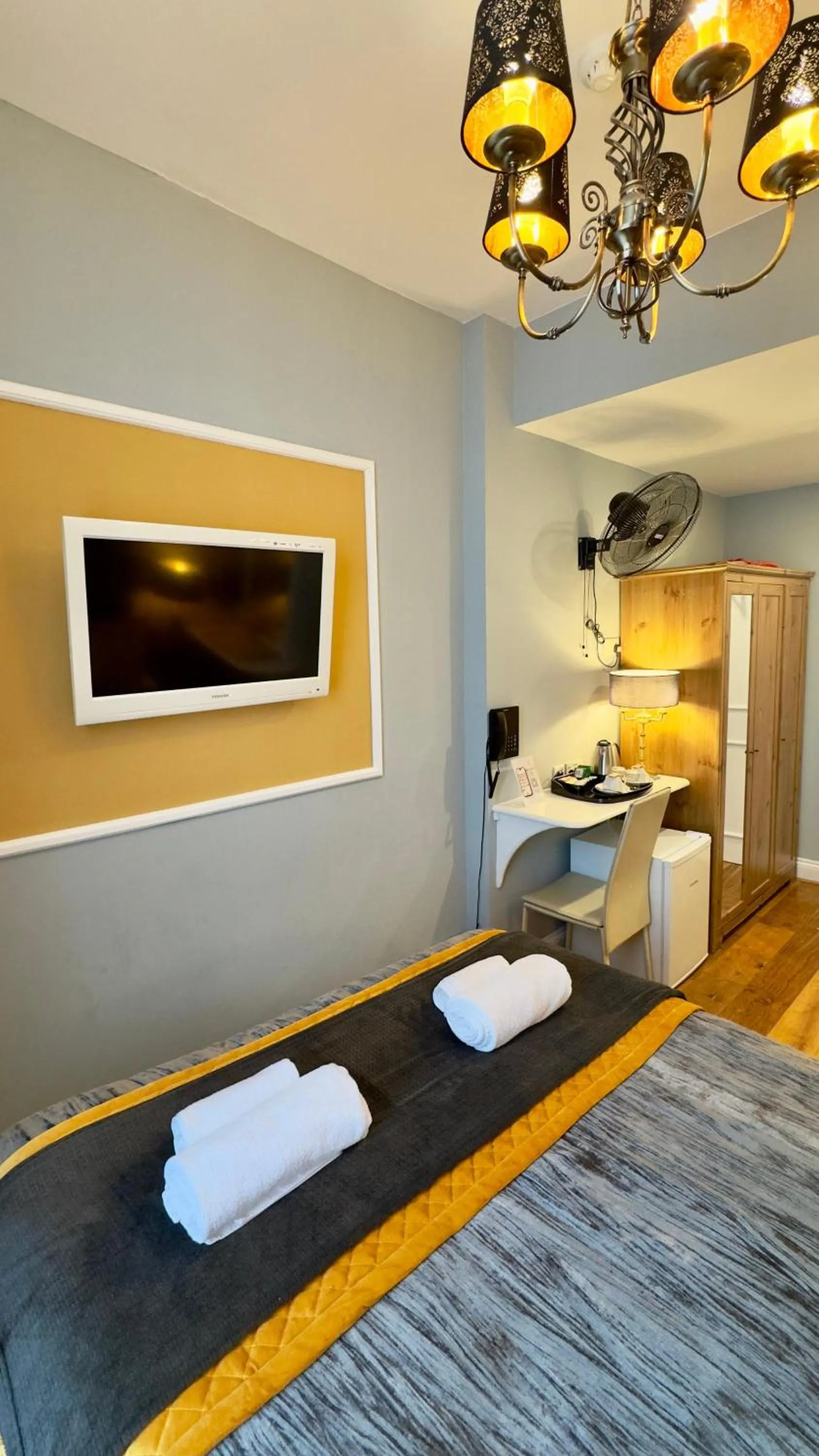 Bed in Piccolino Hyde Park Hotel