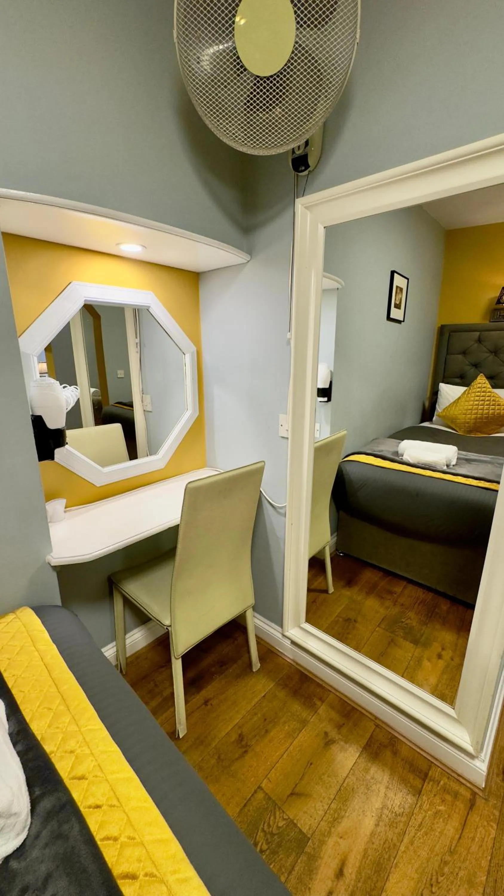 Bed in Piccolino Hyde Park Hotel