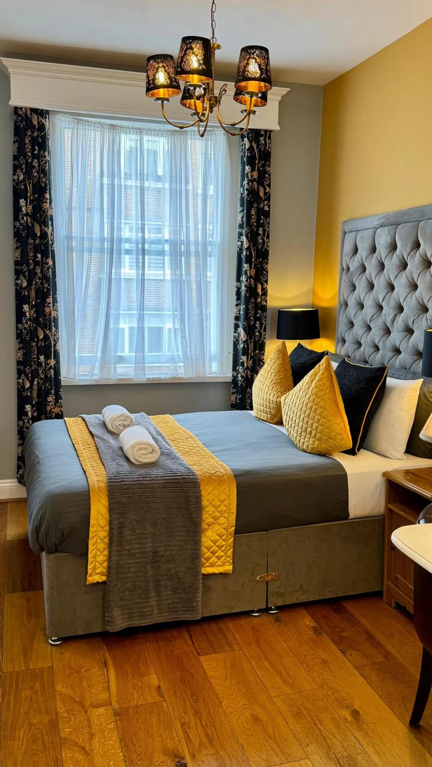 Bed in Piccolino Hyde Park Hotel