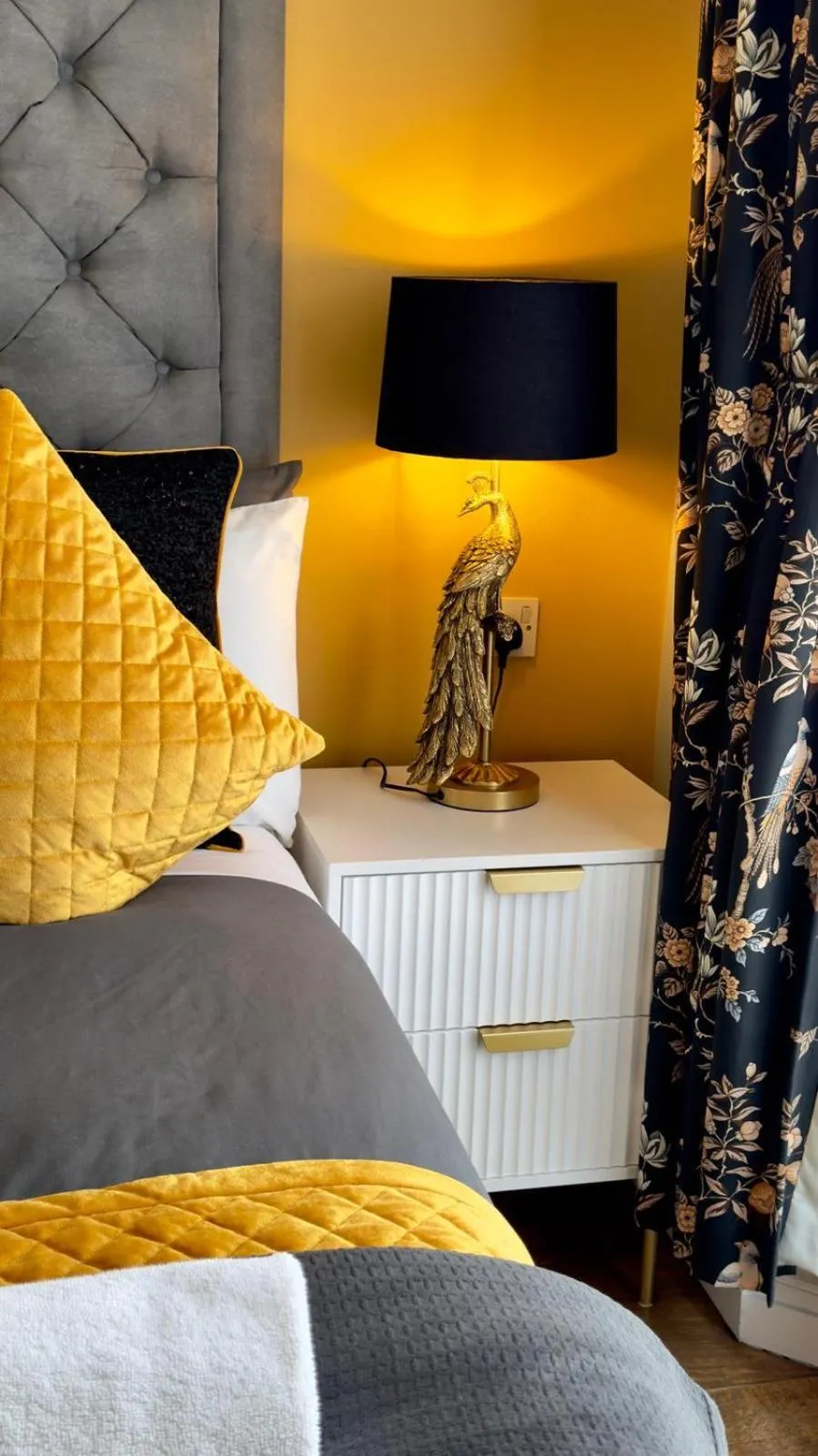 Bed in Piccolino Hyde Park Hotel