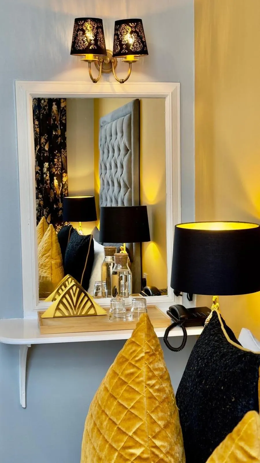 Bed in Piccolino Hyde Park Hotel