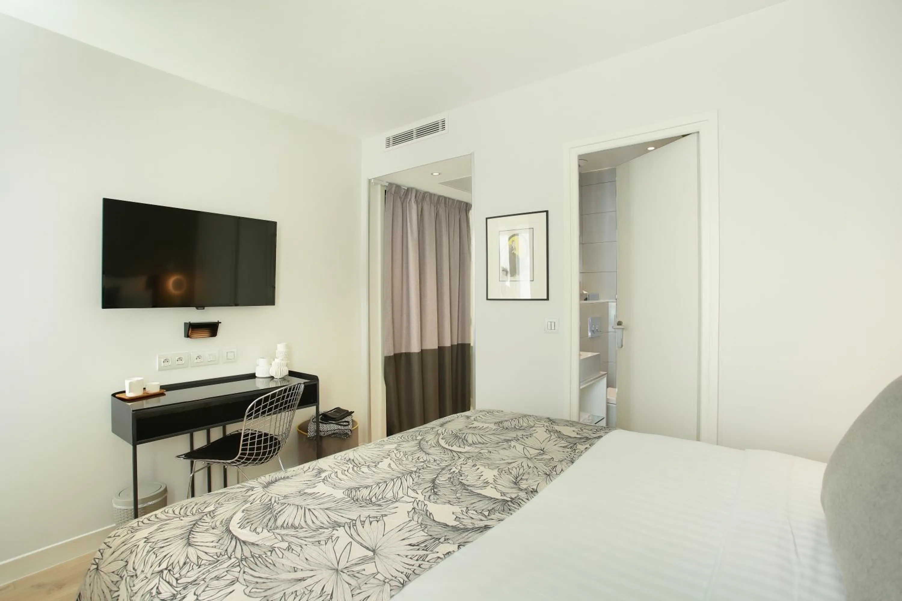 Photo of the whole room, Bed in Le Basile Hôtel