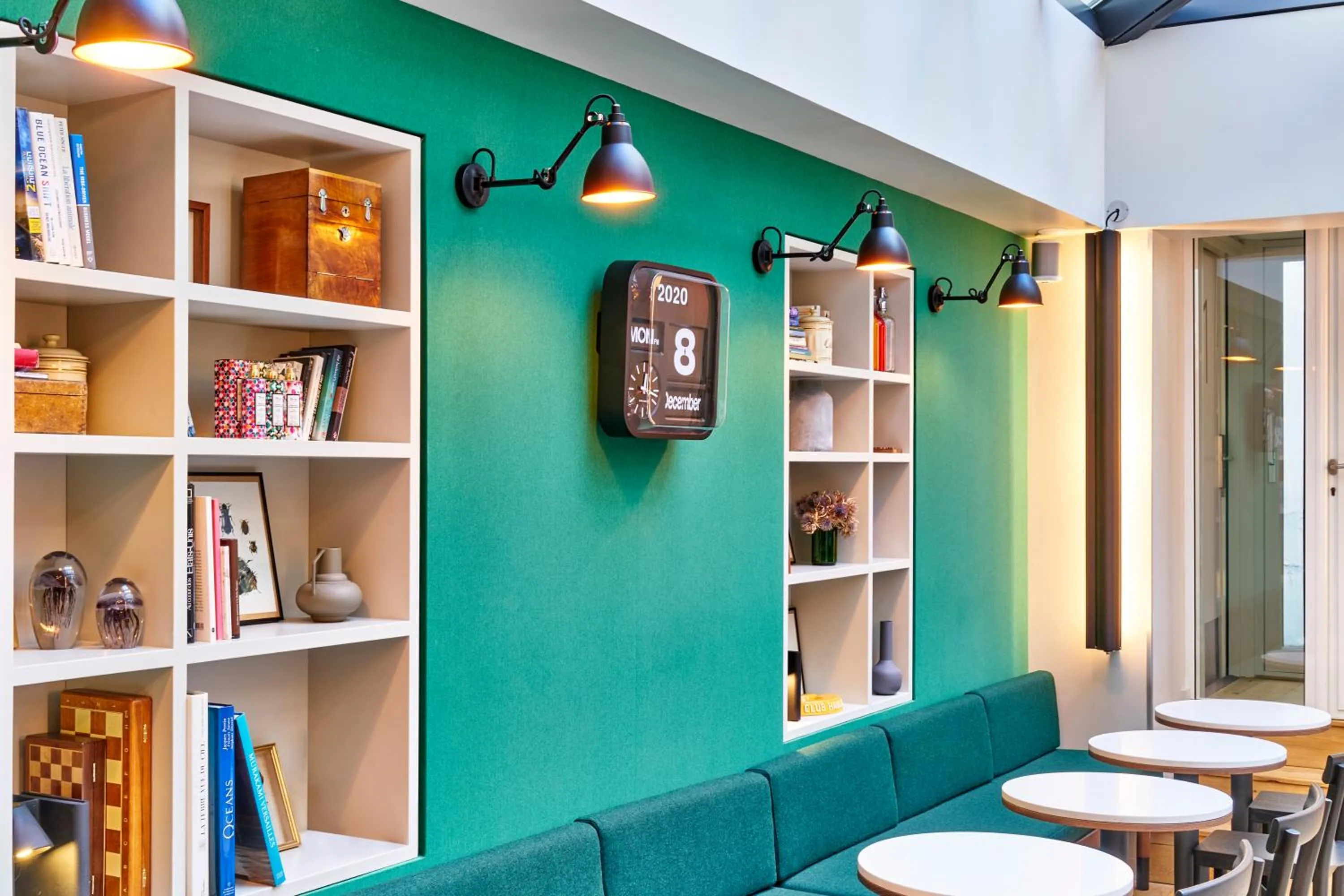 Library in Le Basile Hôtel