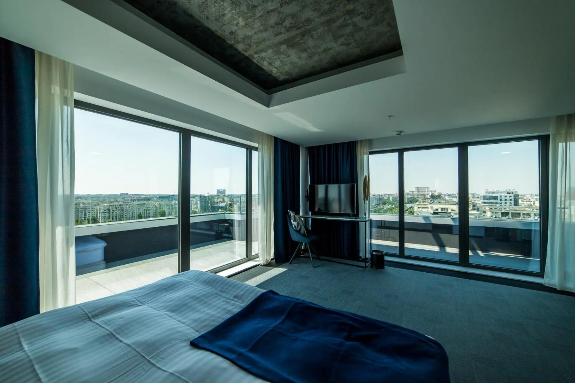 Balcony/Terrace, Bed in Union Plaza Hotel