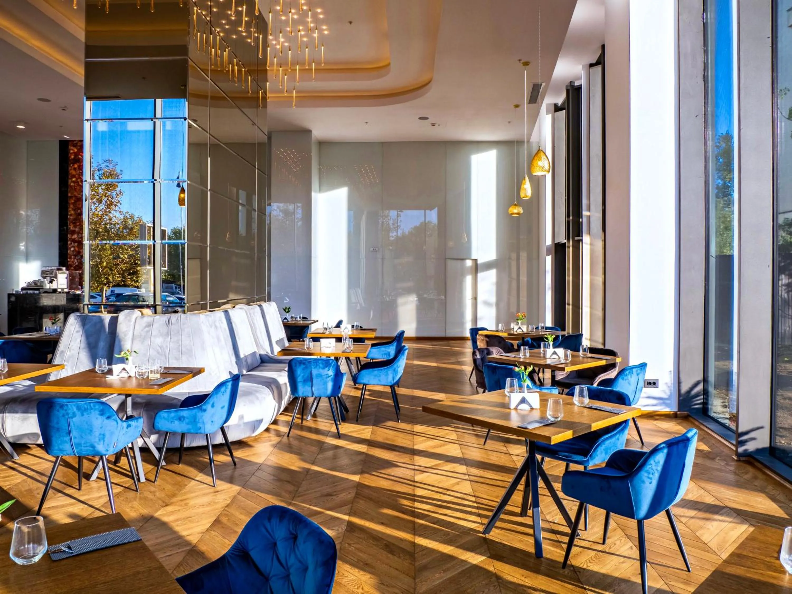 Restaurant/places to eat in Union Plaza Hotel