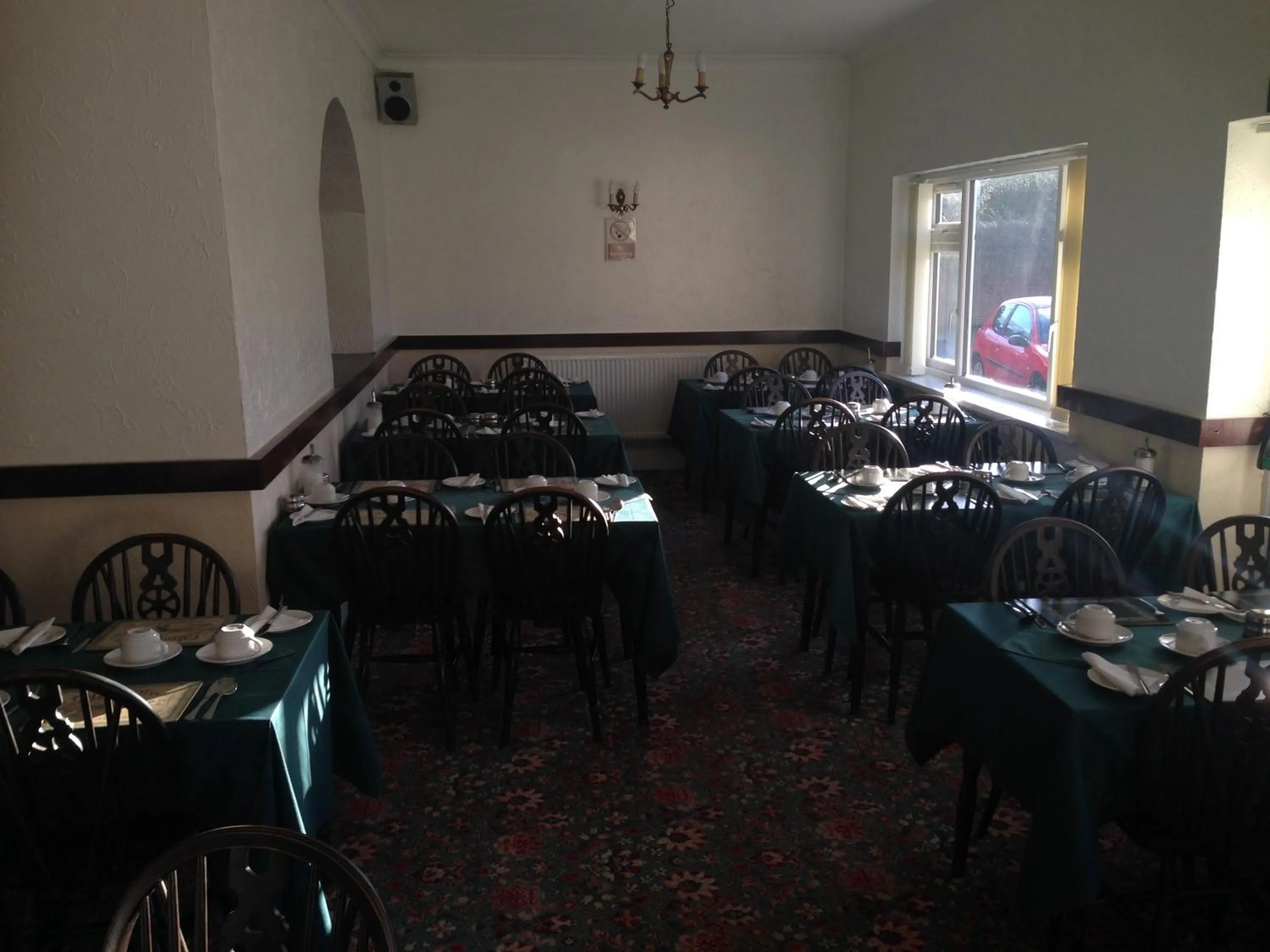 Restaurant/places to eat in Elmhurst Hotel
