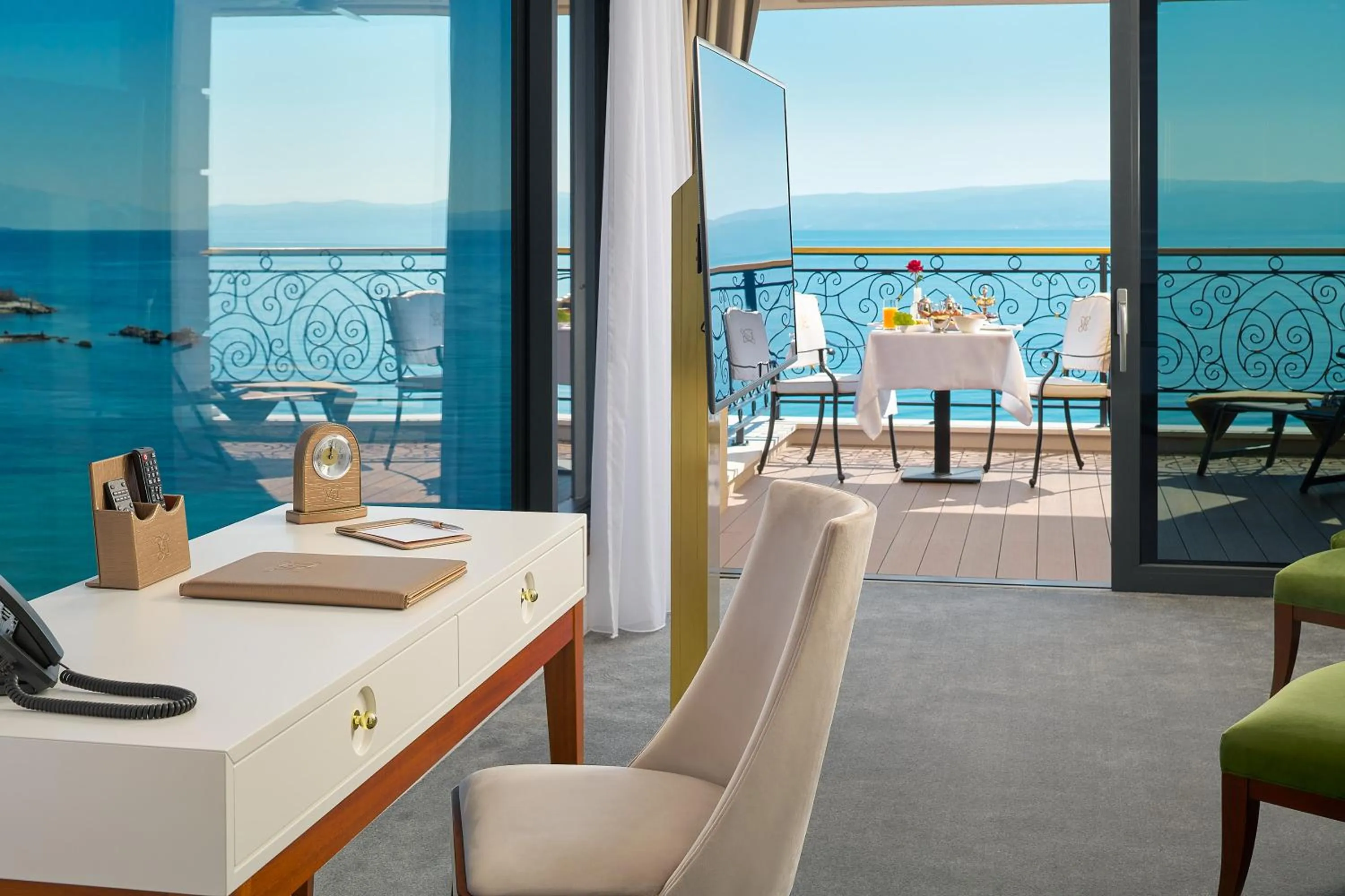 TV and multimedia in Hotel Villa Harmony