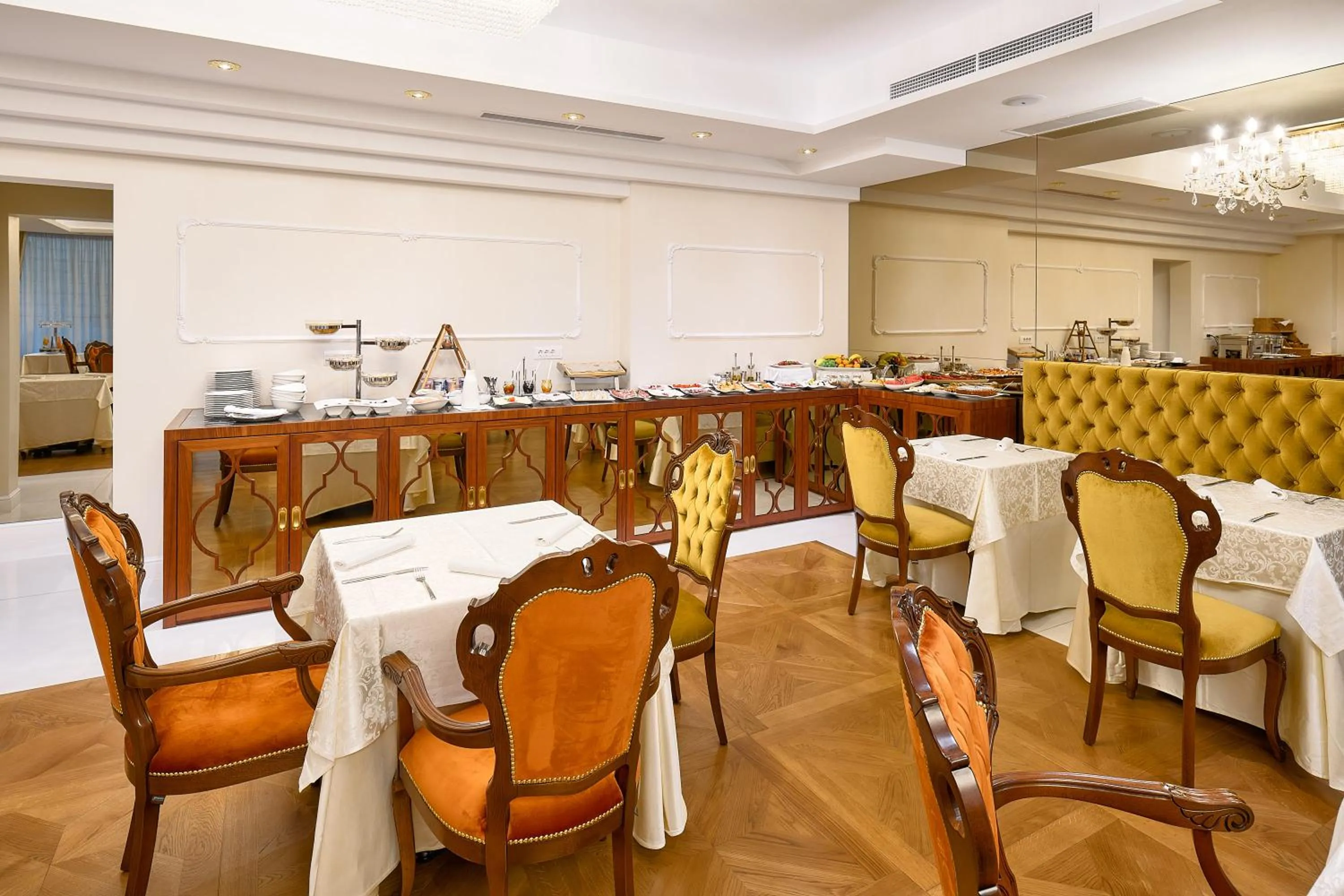 Restaurant/places to eat in Hotel Villa Harmony