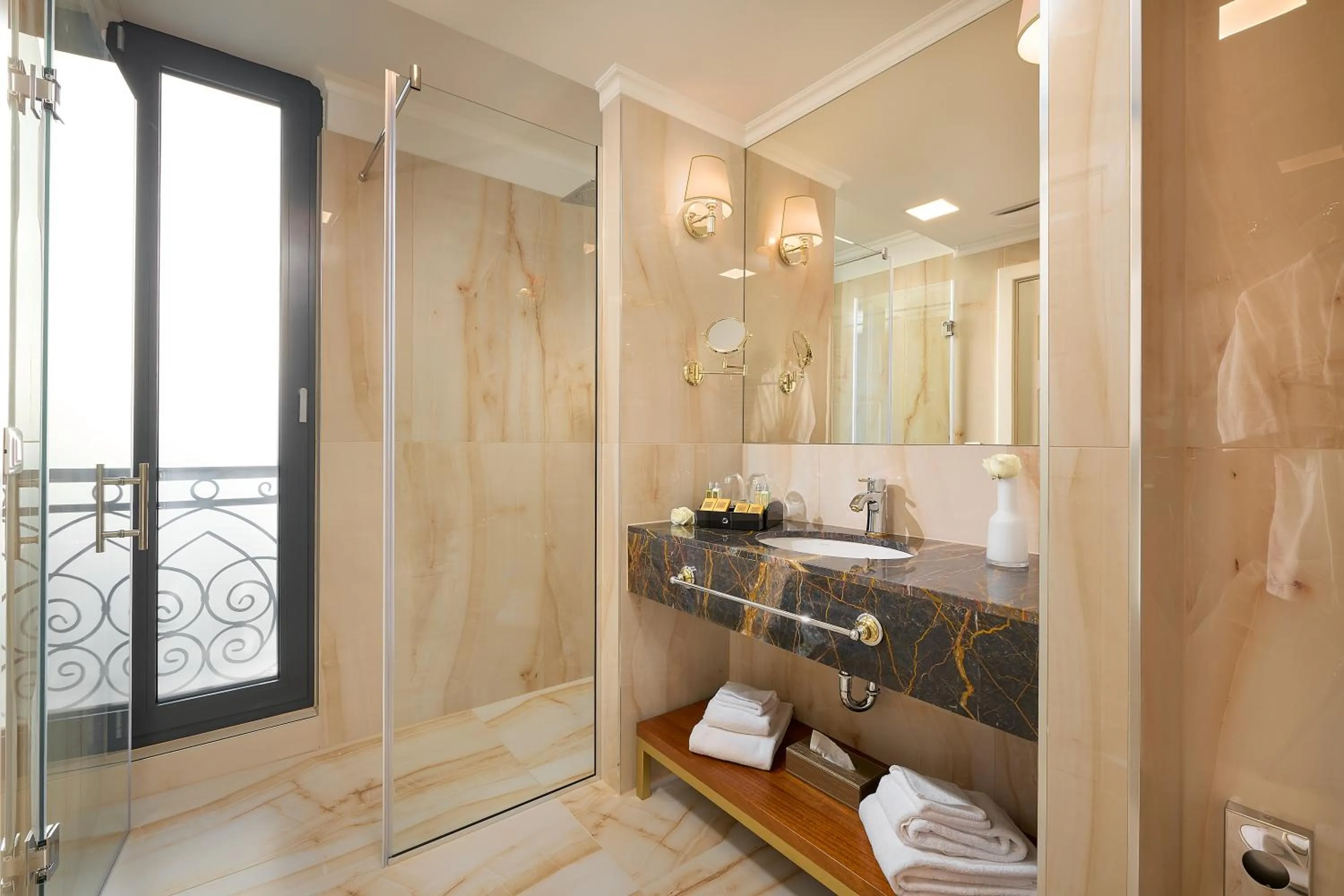 Shower in Hotel Villa Harmony
