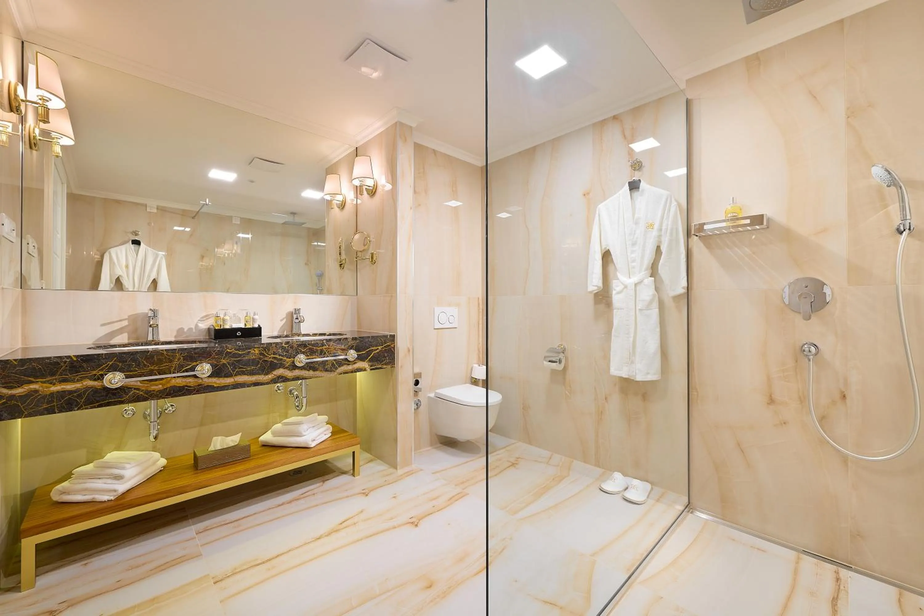 Shower in Hotel Villa Harmony