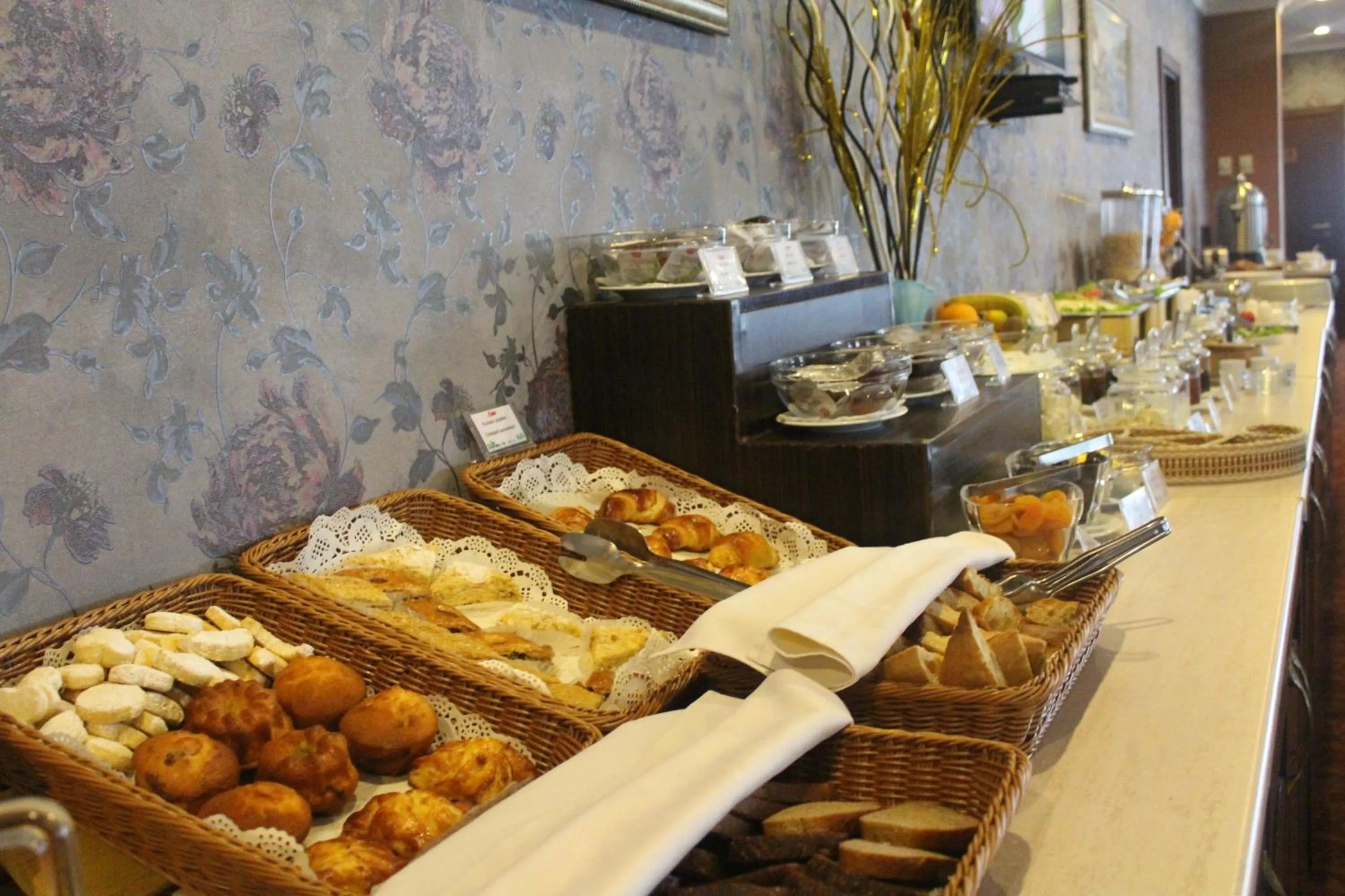 Restaurant/places to eat in New Baku Hotel