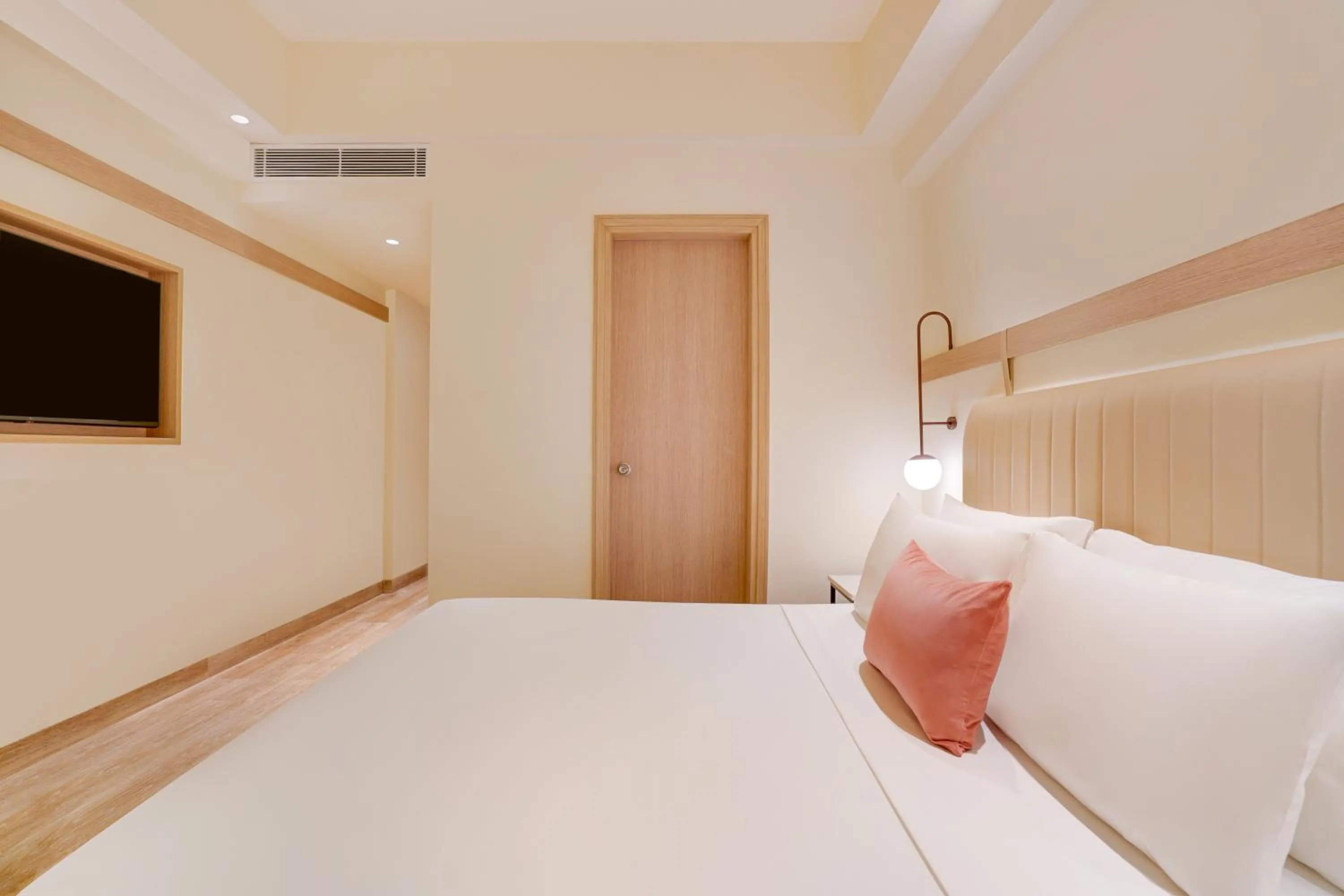 Bedroom, Bed in Lemon Tree Hotel, Delhi Airport