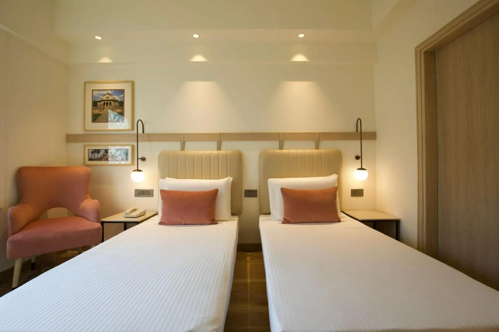 Bedroom, Bed in Lemon Tree Hotel, Delhi Airport