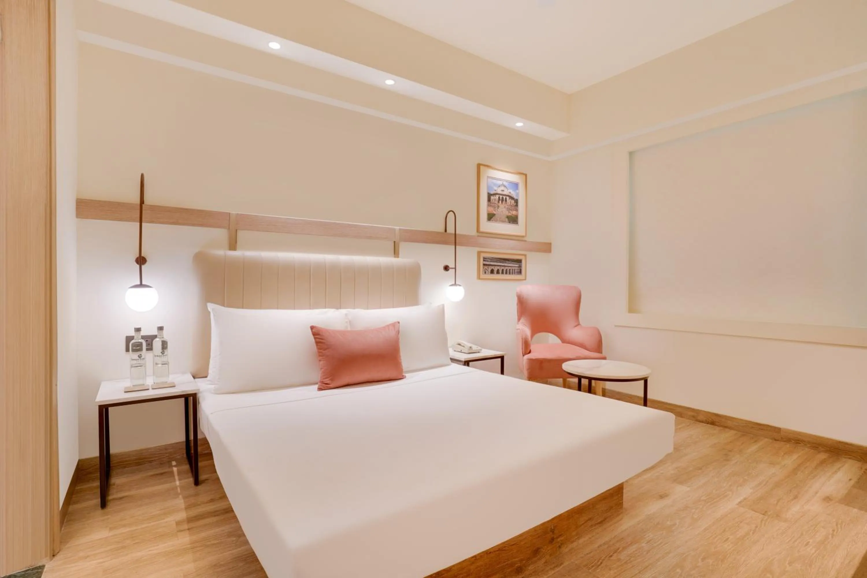 Bedroom, Bed in Lemon Tree Hotel, Delhi Airport