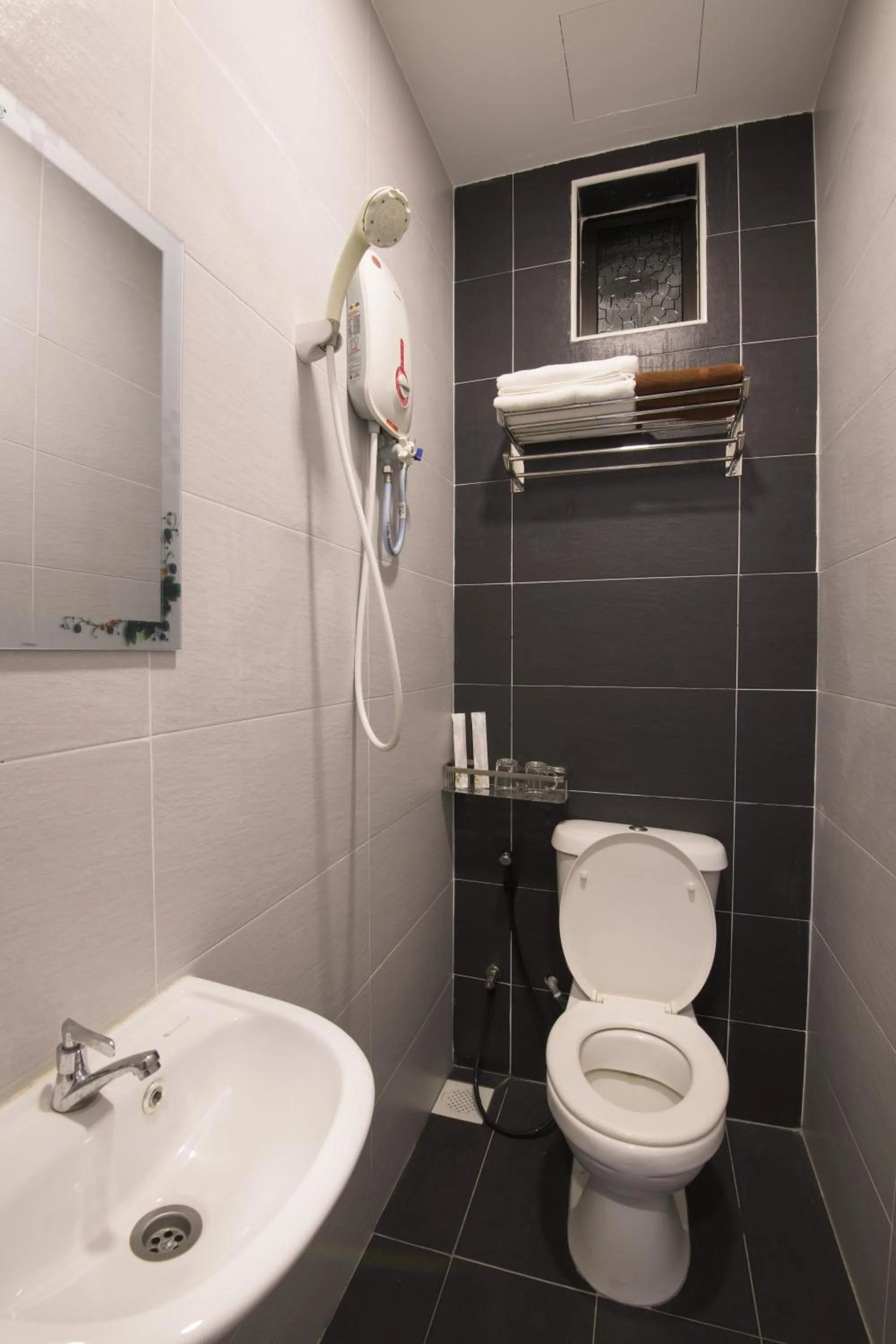 Toilet in LTL Guesthouse