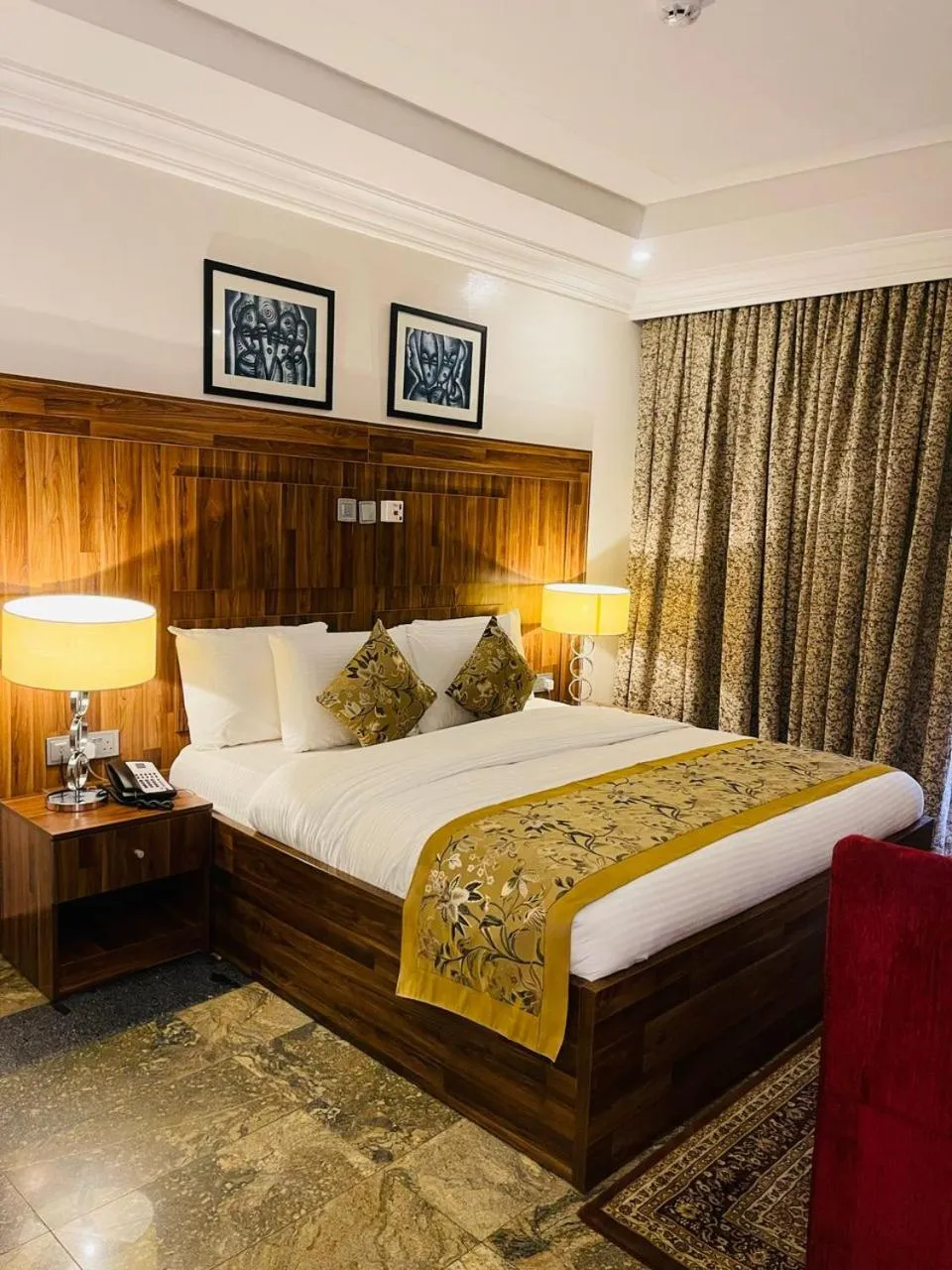 Bed in Qualibest Grand Hotels