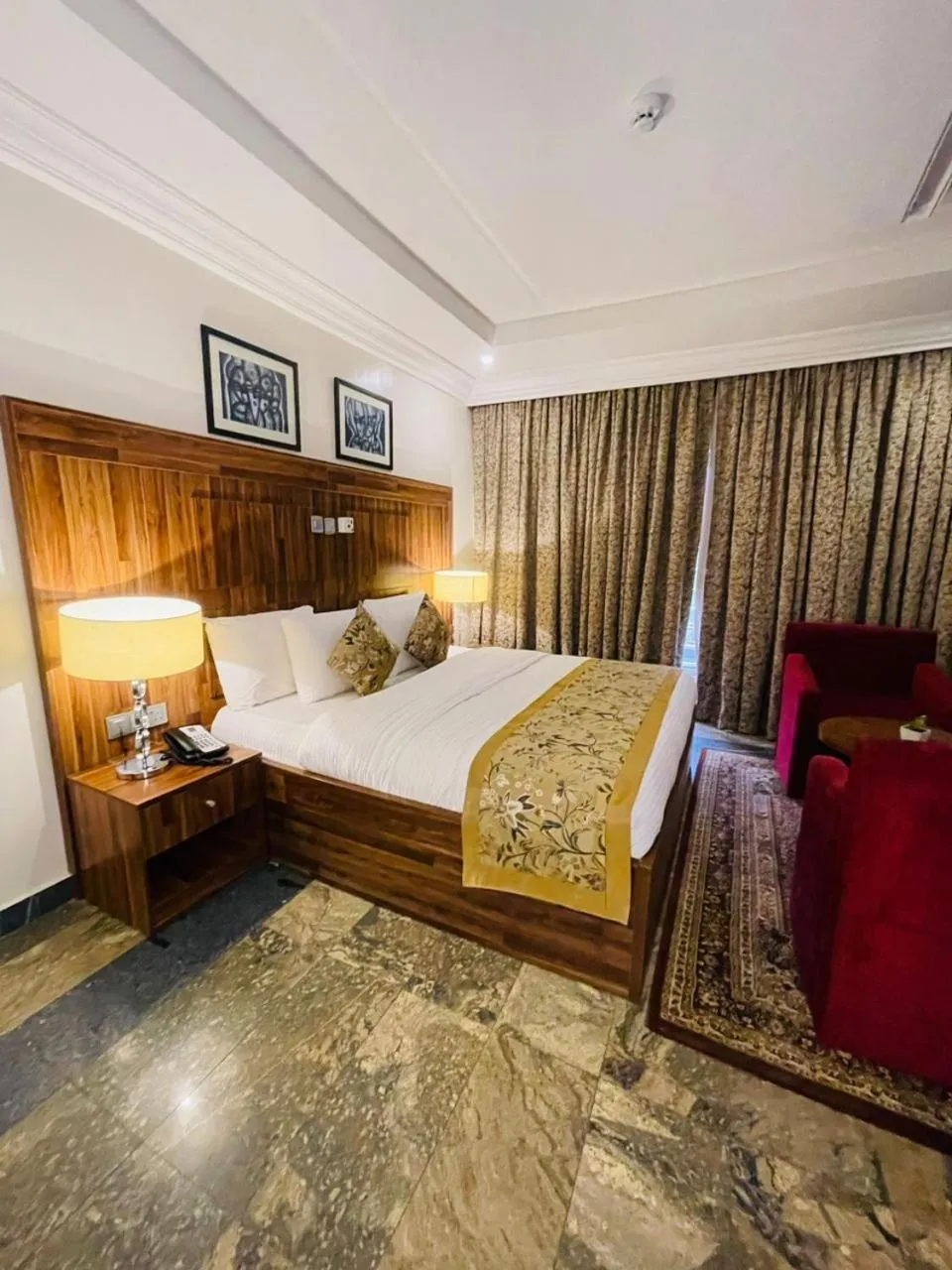 Bed in Qualibest Grand Hotels