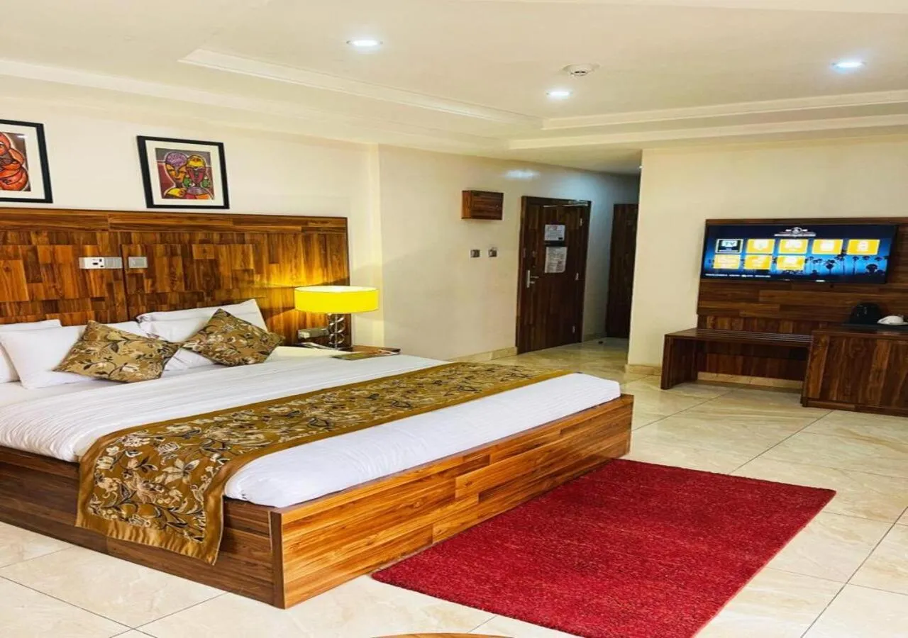 Bed in Qualibest Grand Hotels