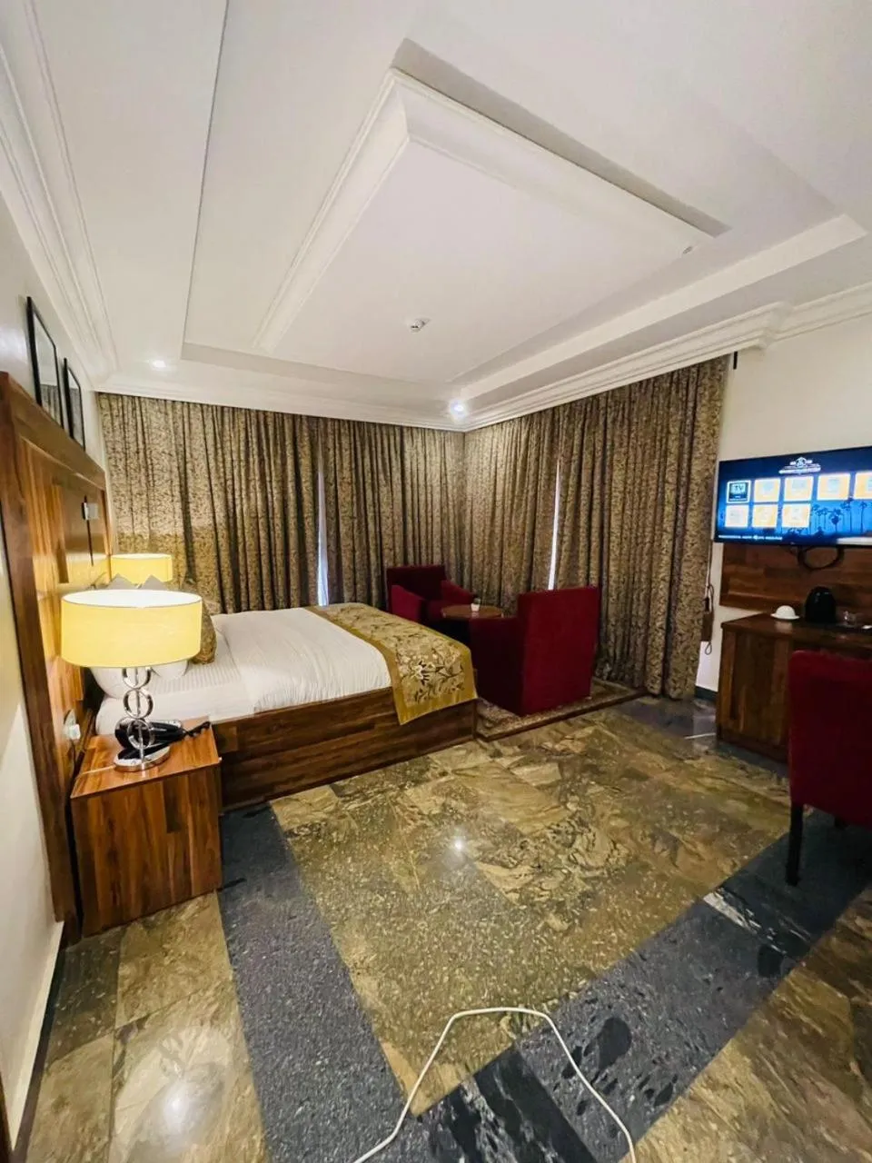 Bed in Qualibest Grand Hotels