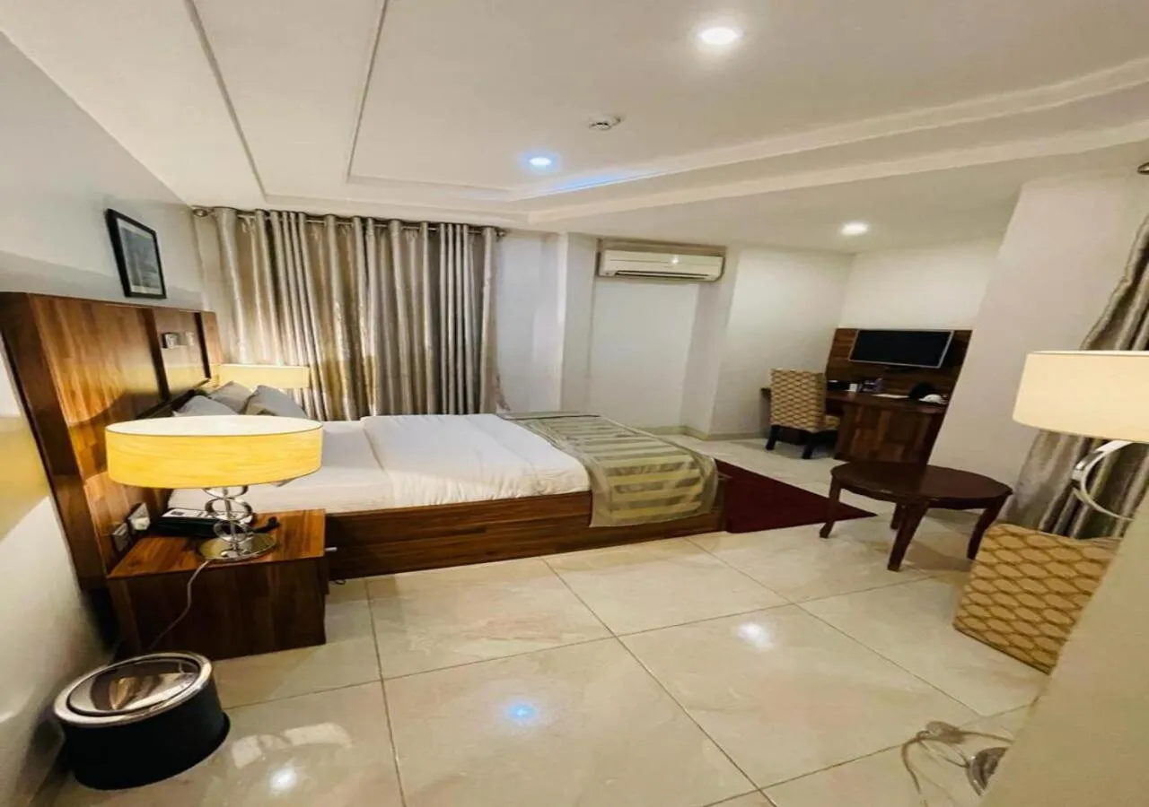 Bed in Qualibest Grand Hotels