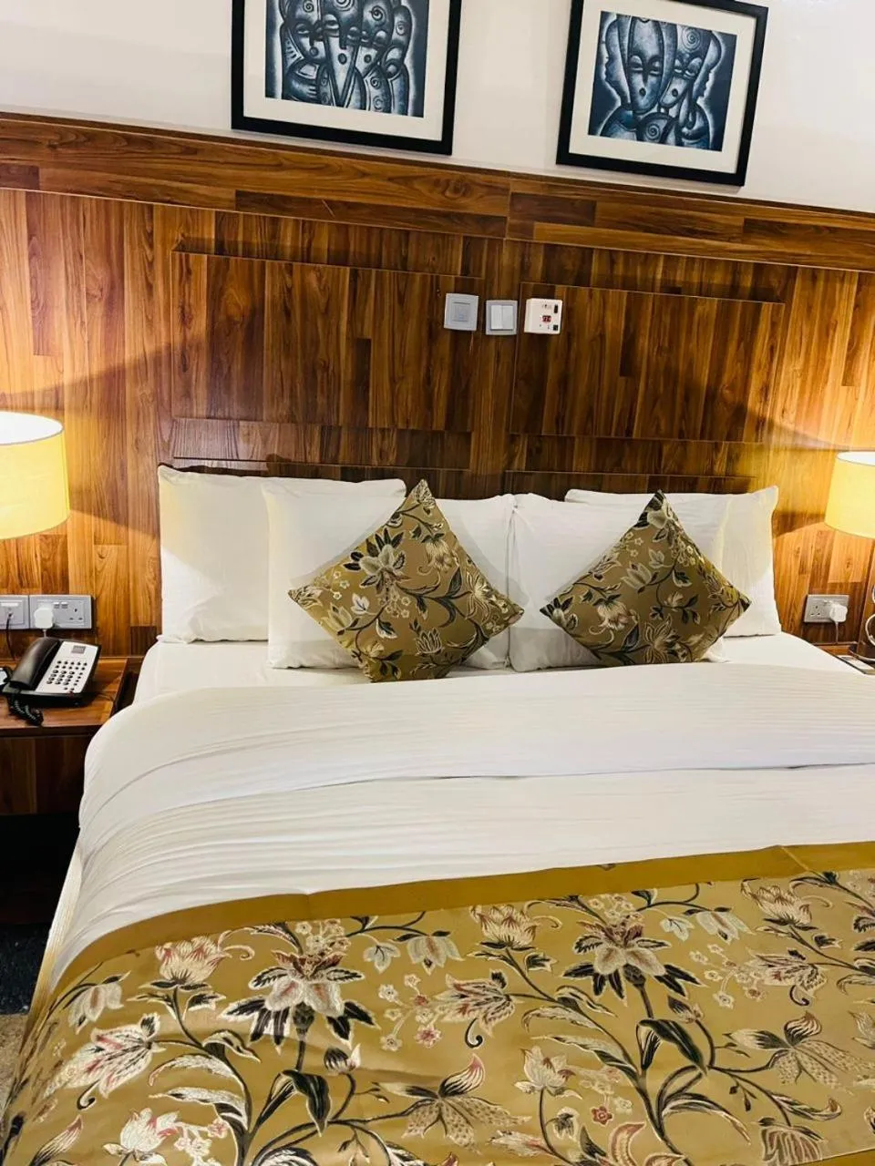 Bed in Qualibest Grand Hotels