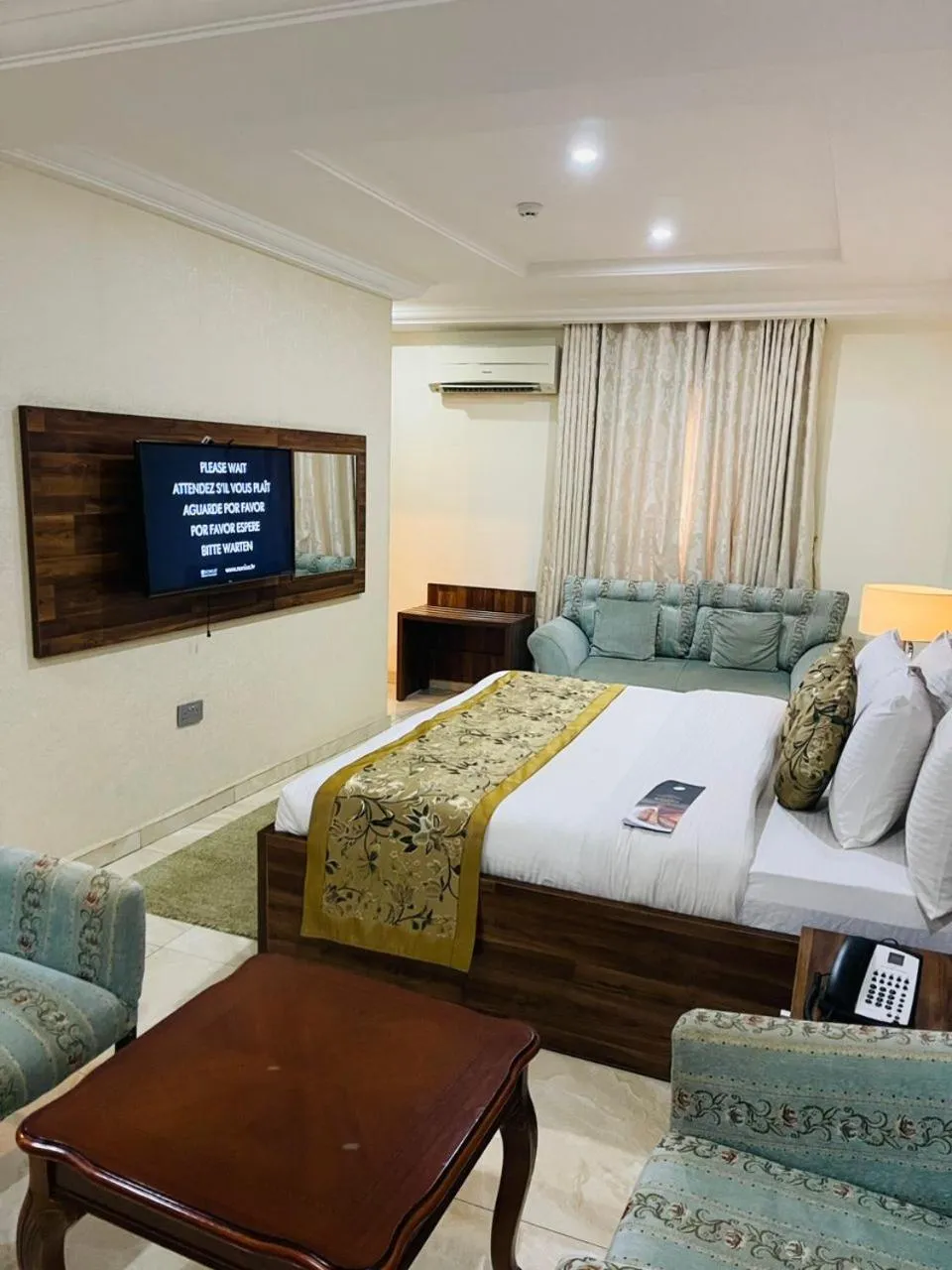 Bed in Qualibest Grand Hotels