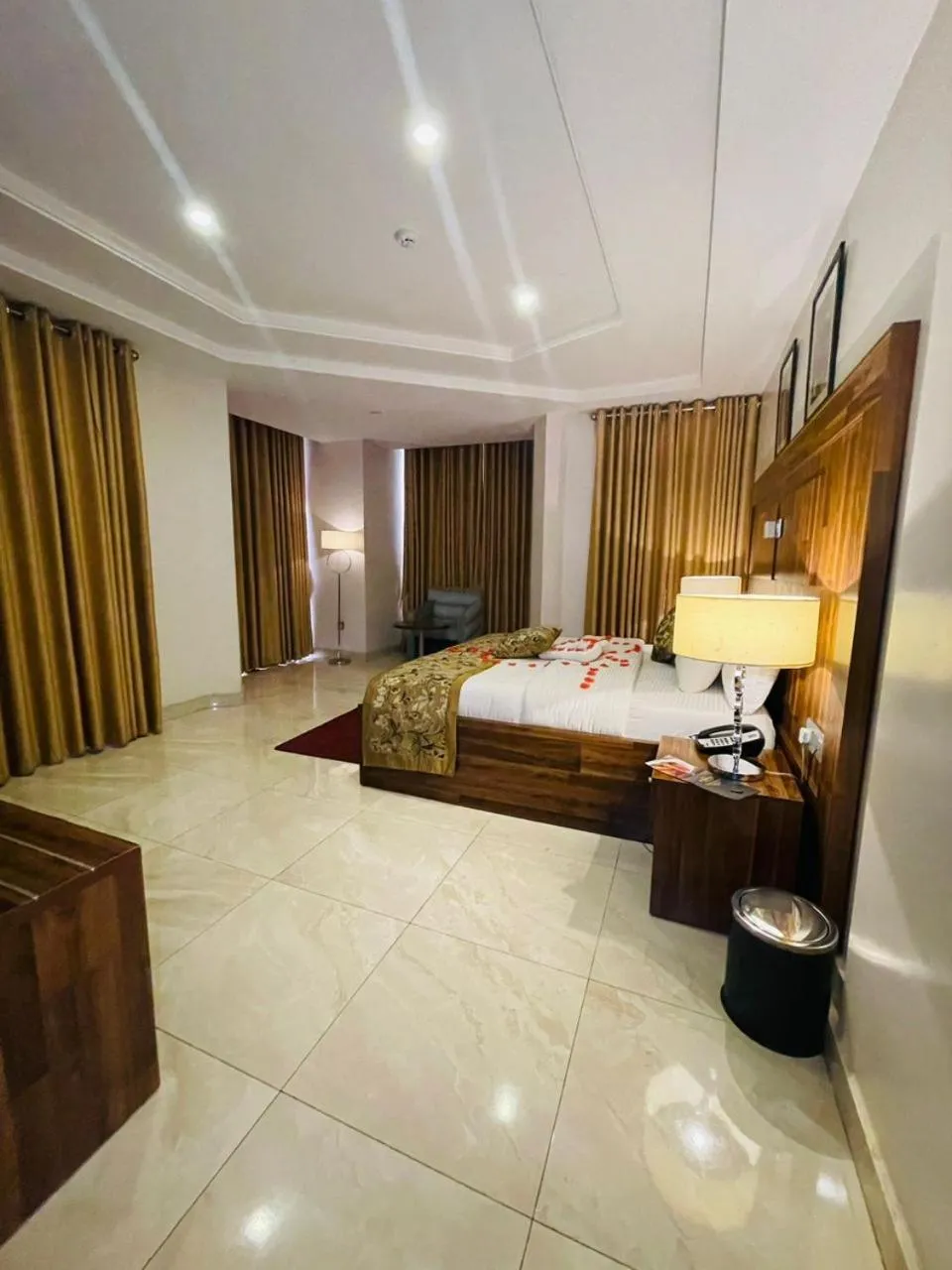 Bed in Qualibest Grand Hotels