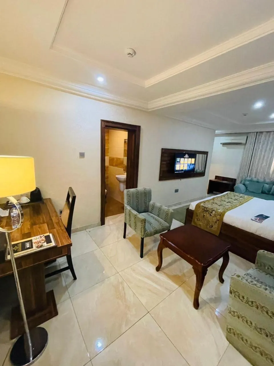 Bed in Qualibest Grand Hotels