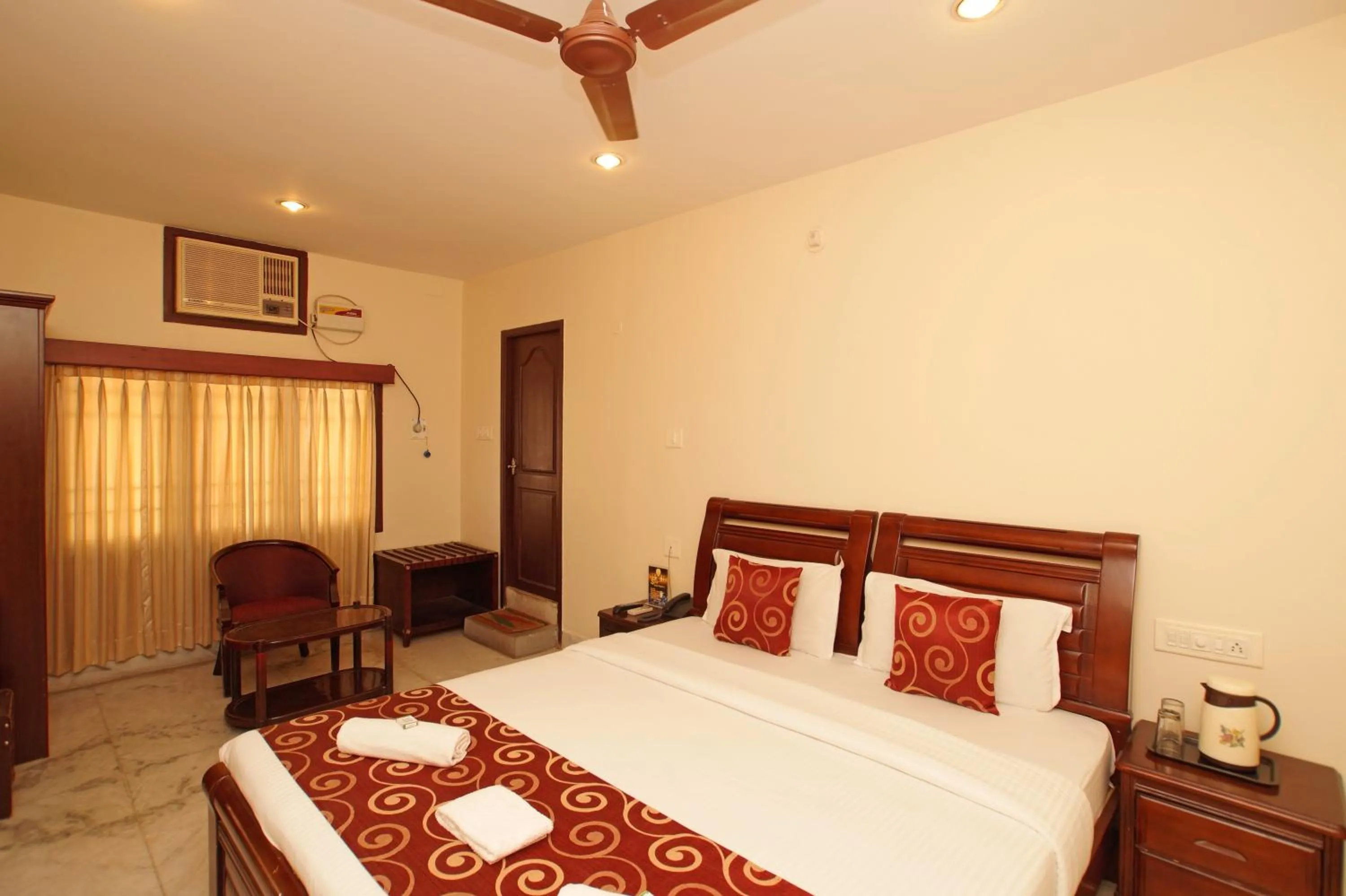 Bed in Lloyds Serviced Apartments, Near Music Academy