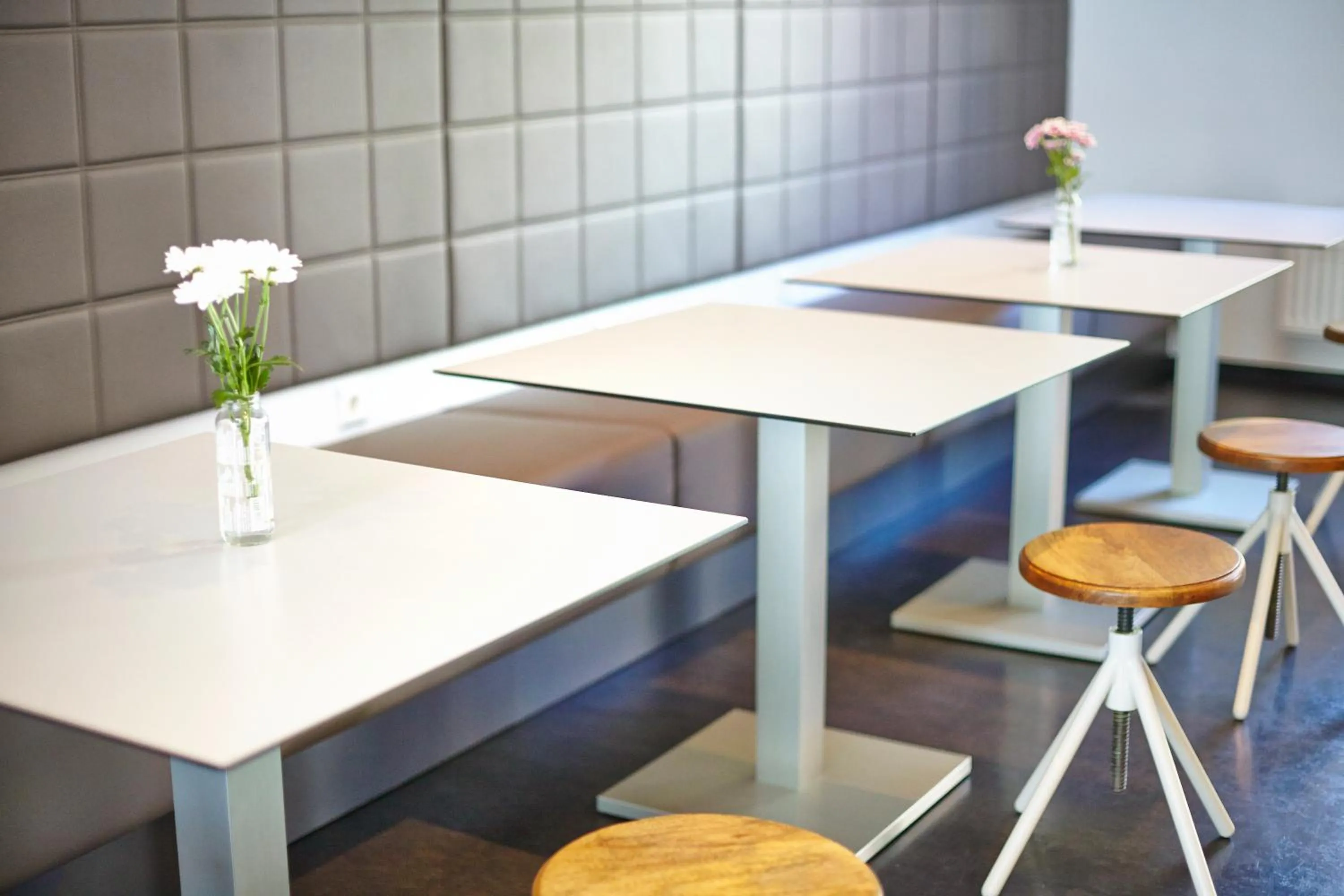 Lounge or bar in a2 HOTELS Plochingen