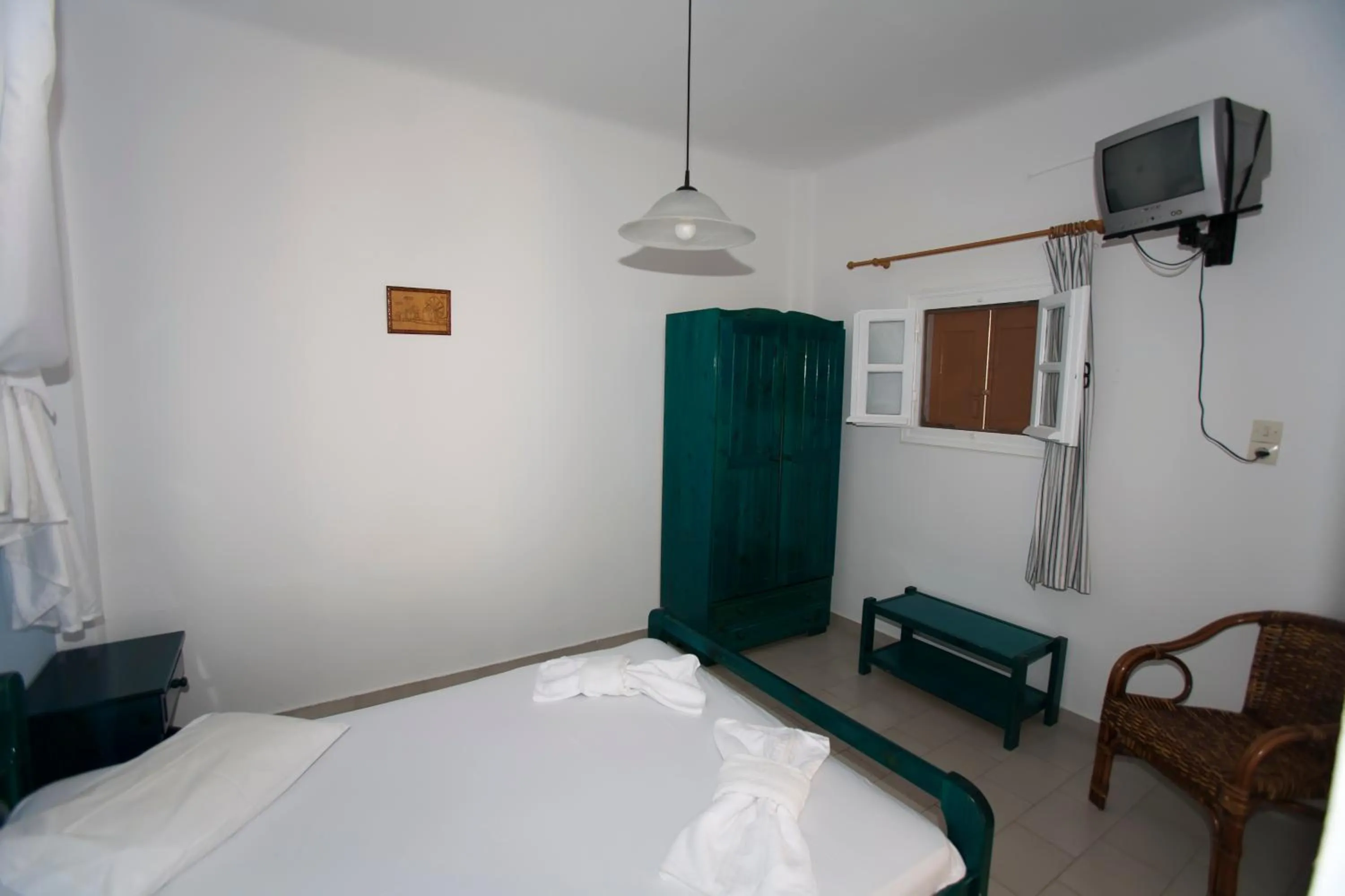 Photo of the whole room, Bed in Azolimnos Bay