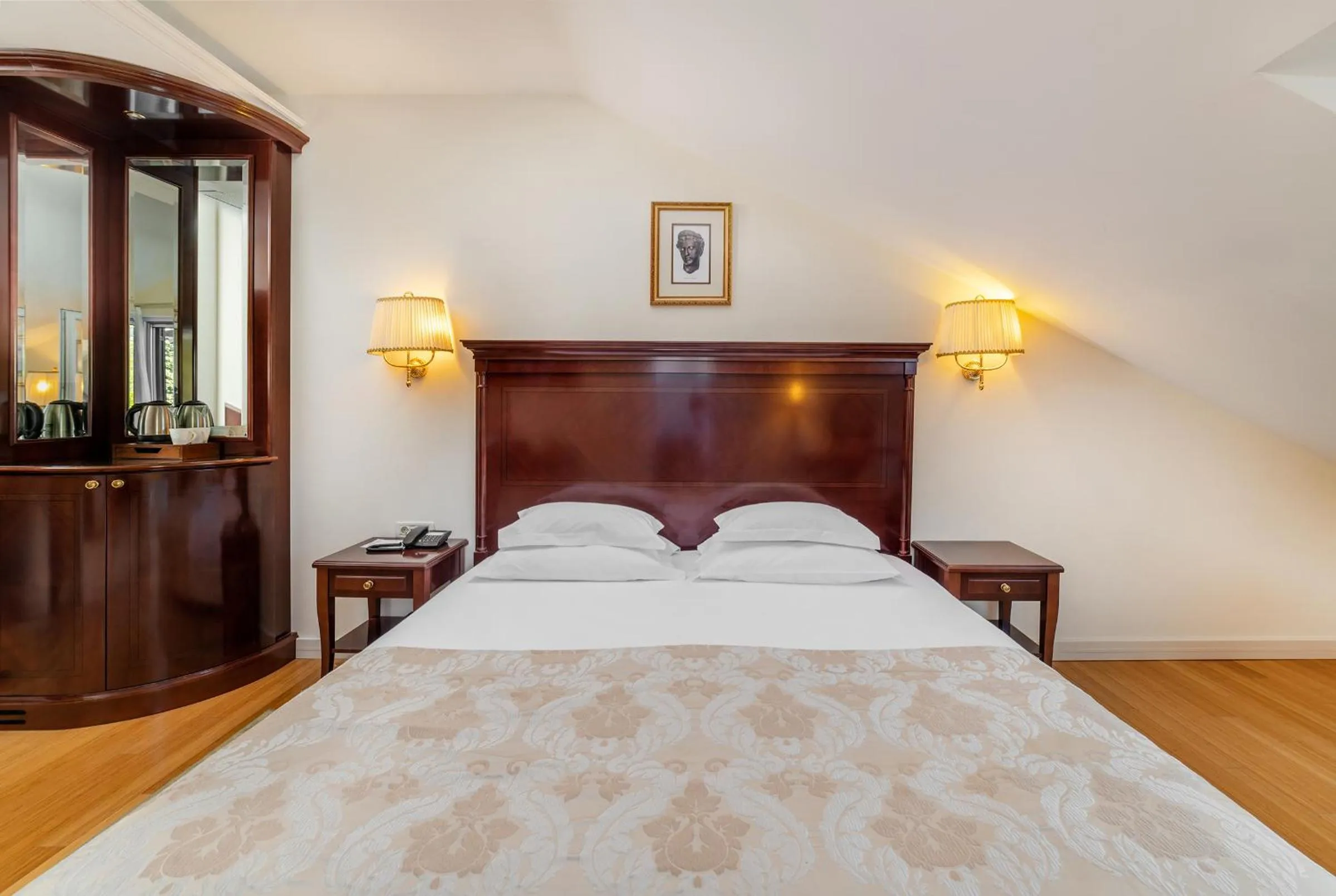 Bed in Hotel President Solin