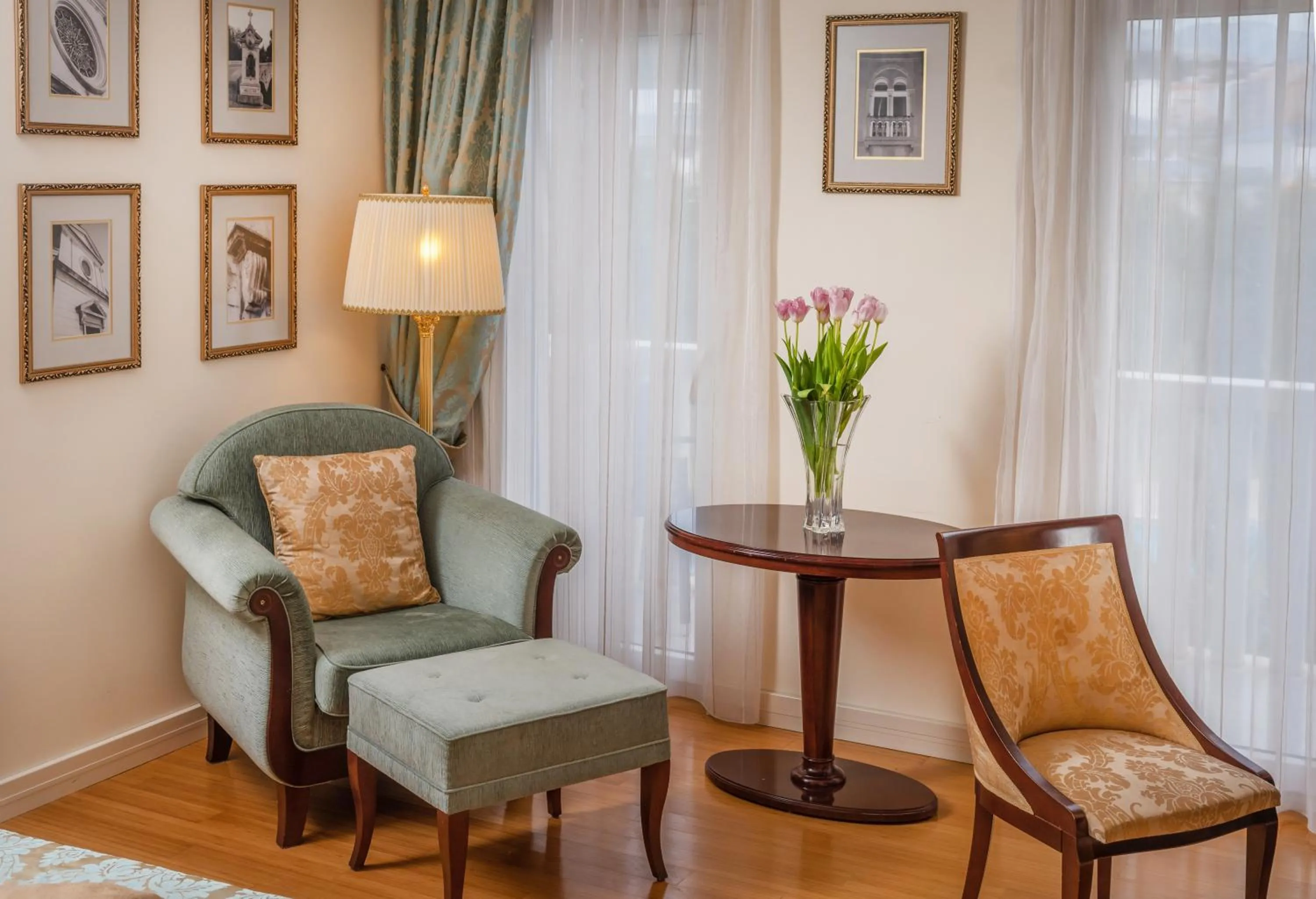 Bed in Hotel President Solin