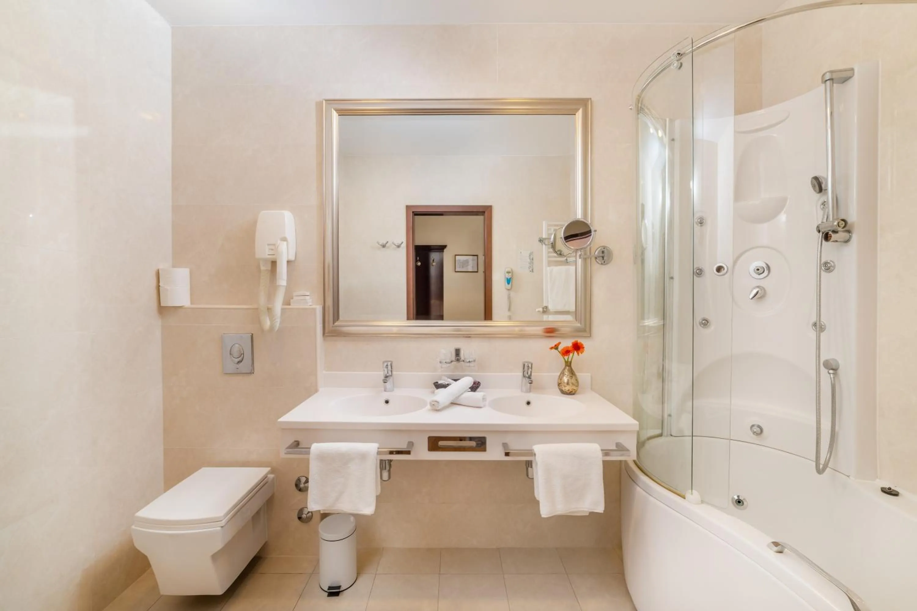 Bathroom in Hotel President Solin