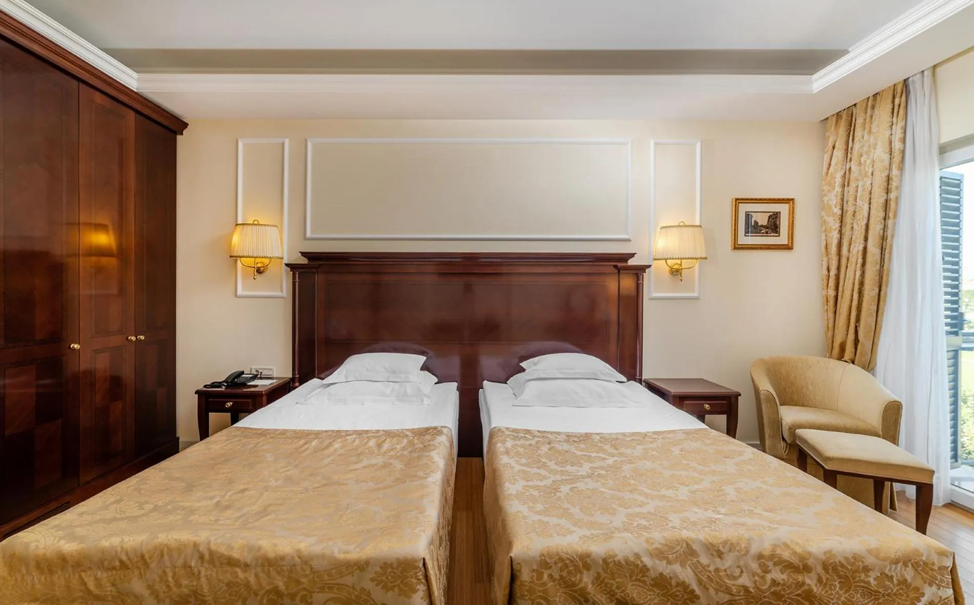 Bed in Hotel President Solin