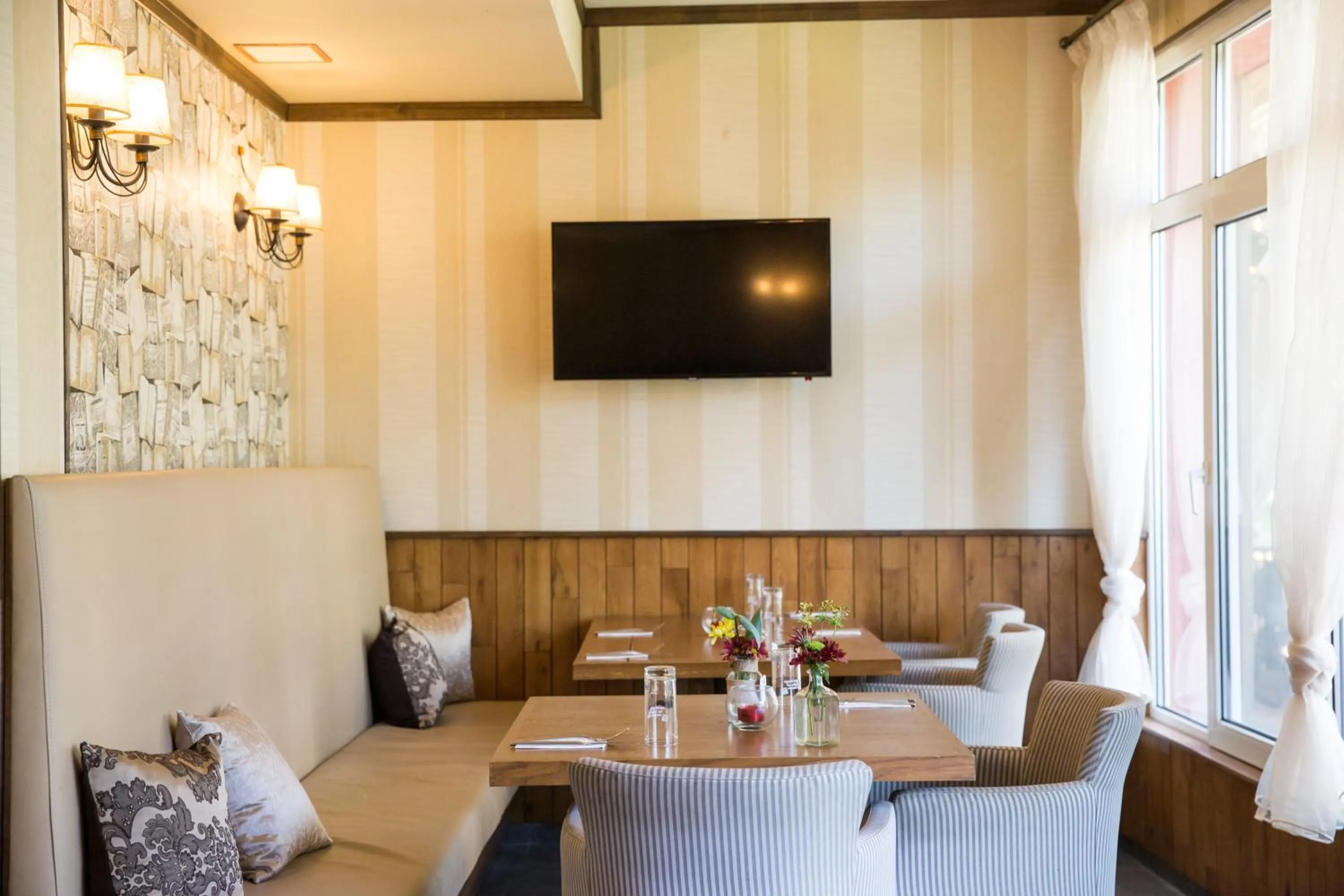 Restaurant/places to eat in Family Hotel Saint George